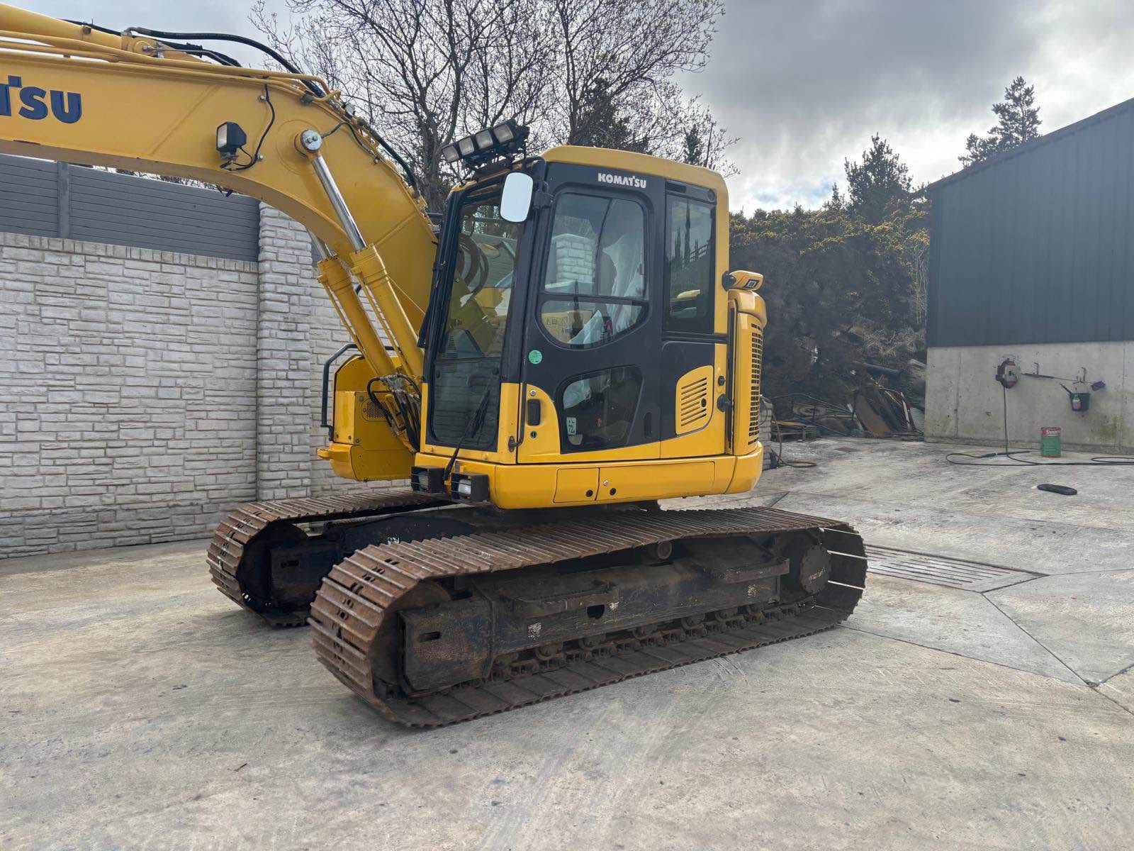 Komatsu pc138 excavator with thumb 1800 hrs - Commercial Vehicles ...