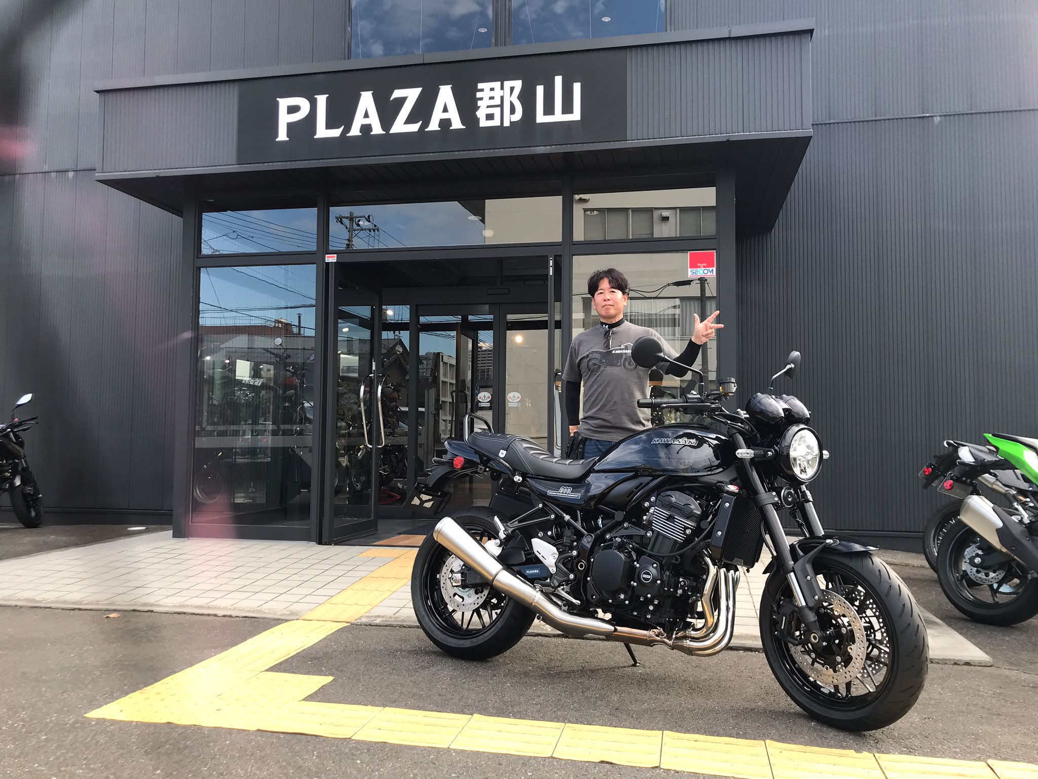 カワサキ プラザ郡山です。 こちらRSタイチとのコラボグローブです