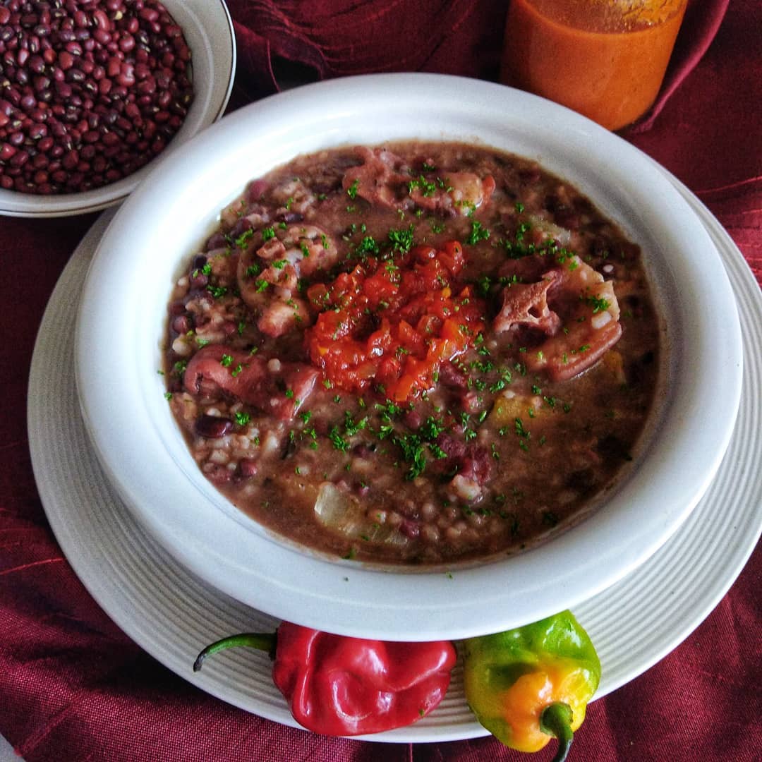 Donde Cele - El Guacho de rabito de cerdo y frijoles o... | Facebook