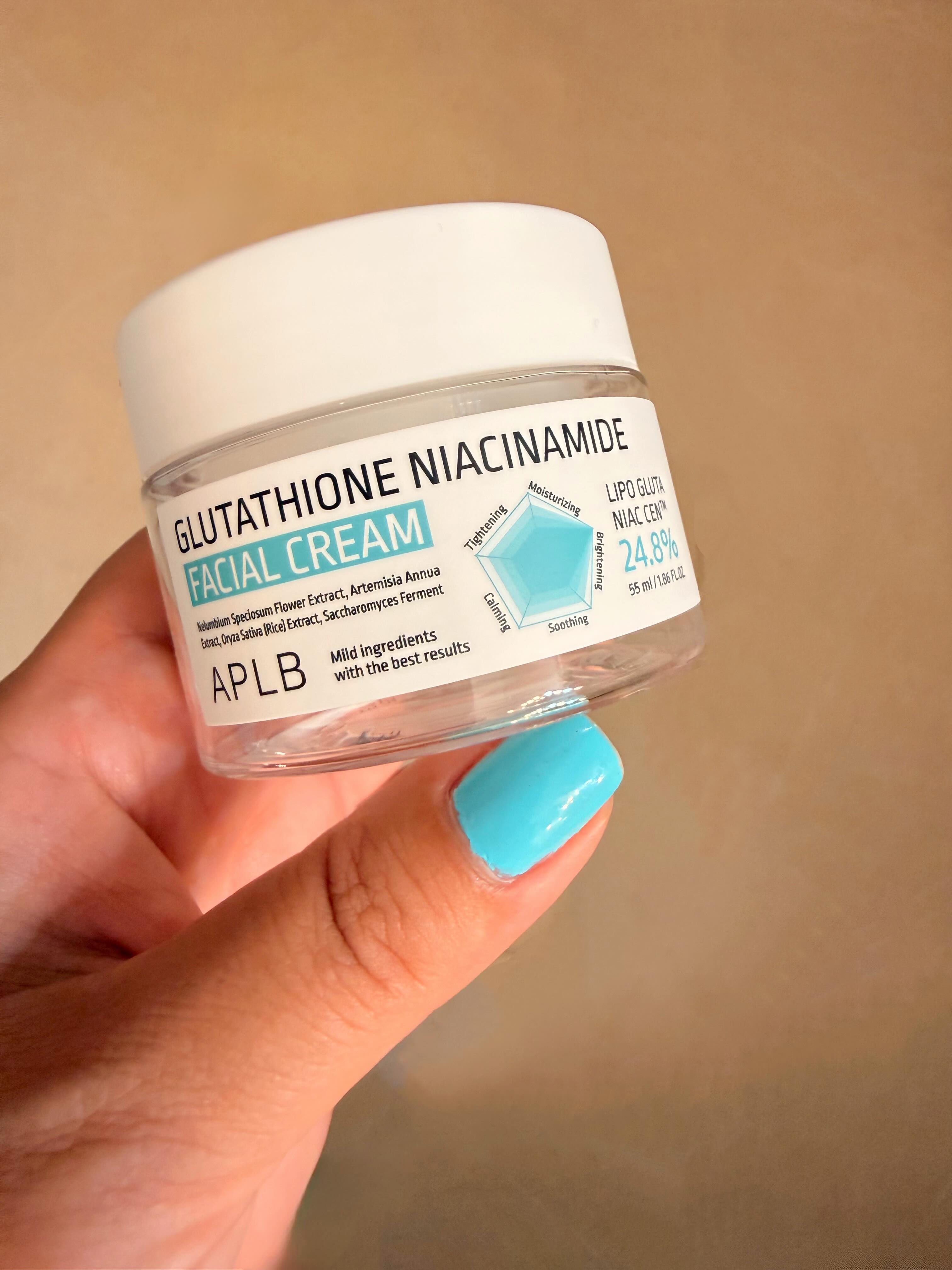APLB Glutathione Niacinamide Facial Cream Crema hidratante e iluminadora con glutatión y niacinamida. MiiN Cosmetics La Glutathione Niacinamide Facial Cream de APLB es una crema facial multifunción diseñada para hidratar, iluminar y