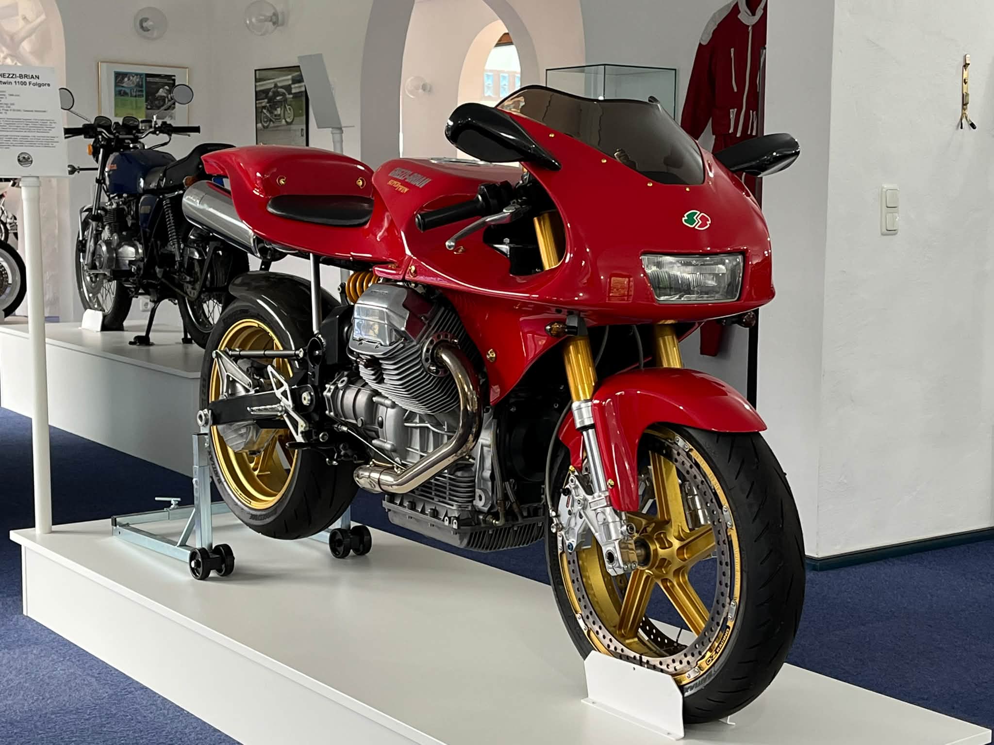 たけ様　guzziniヘルシンキハイシェルフ（キャスター付き） Ghezzi Brian Moto Guzzi Supertwin Folgore 1100 at Classic