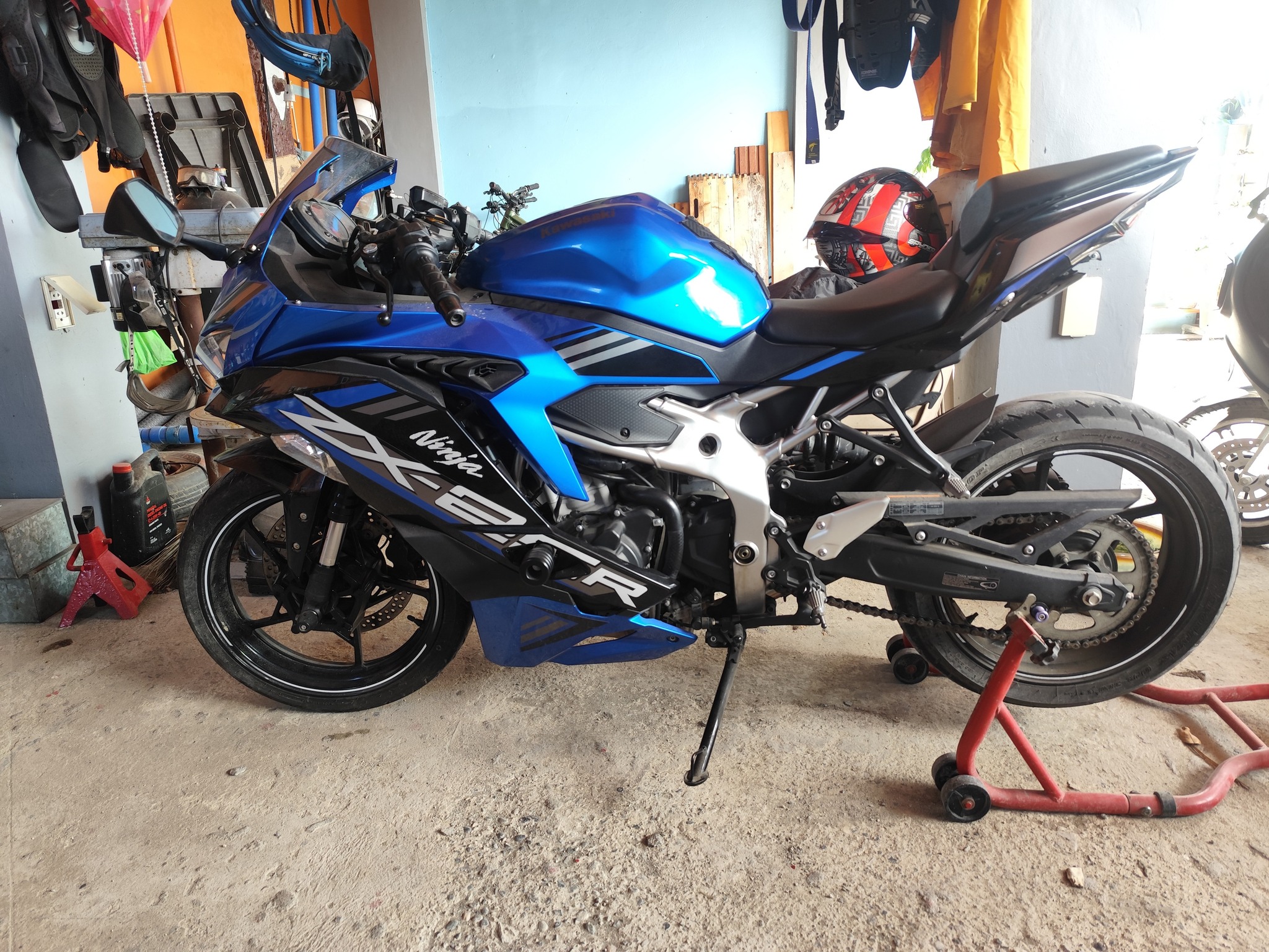 For sale zx25R 2021 model first owner. 6800 km cat delete.