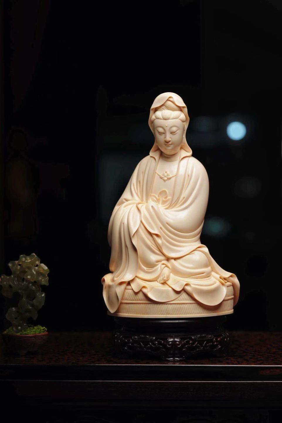 猛犸象牙｜自在观音以万年猛犸牙，重塑何朝宗经典。刀锋游走处，莹润如