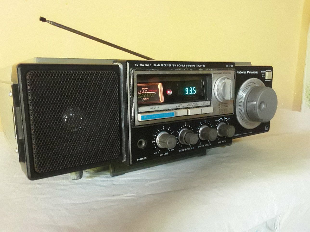 National Panasonic 5-Band Receiver SW Band Spread radio. 70s vintage