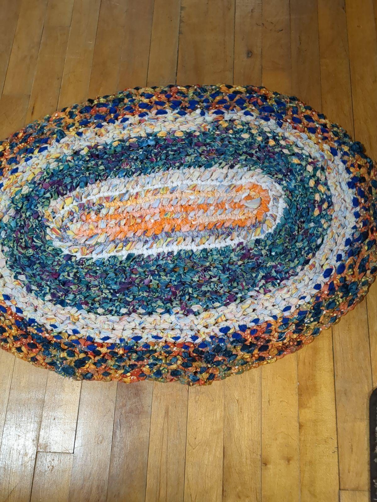 Making rag rugs from used bed sheets with a peg loom