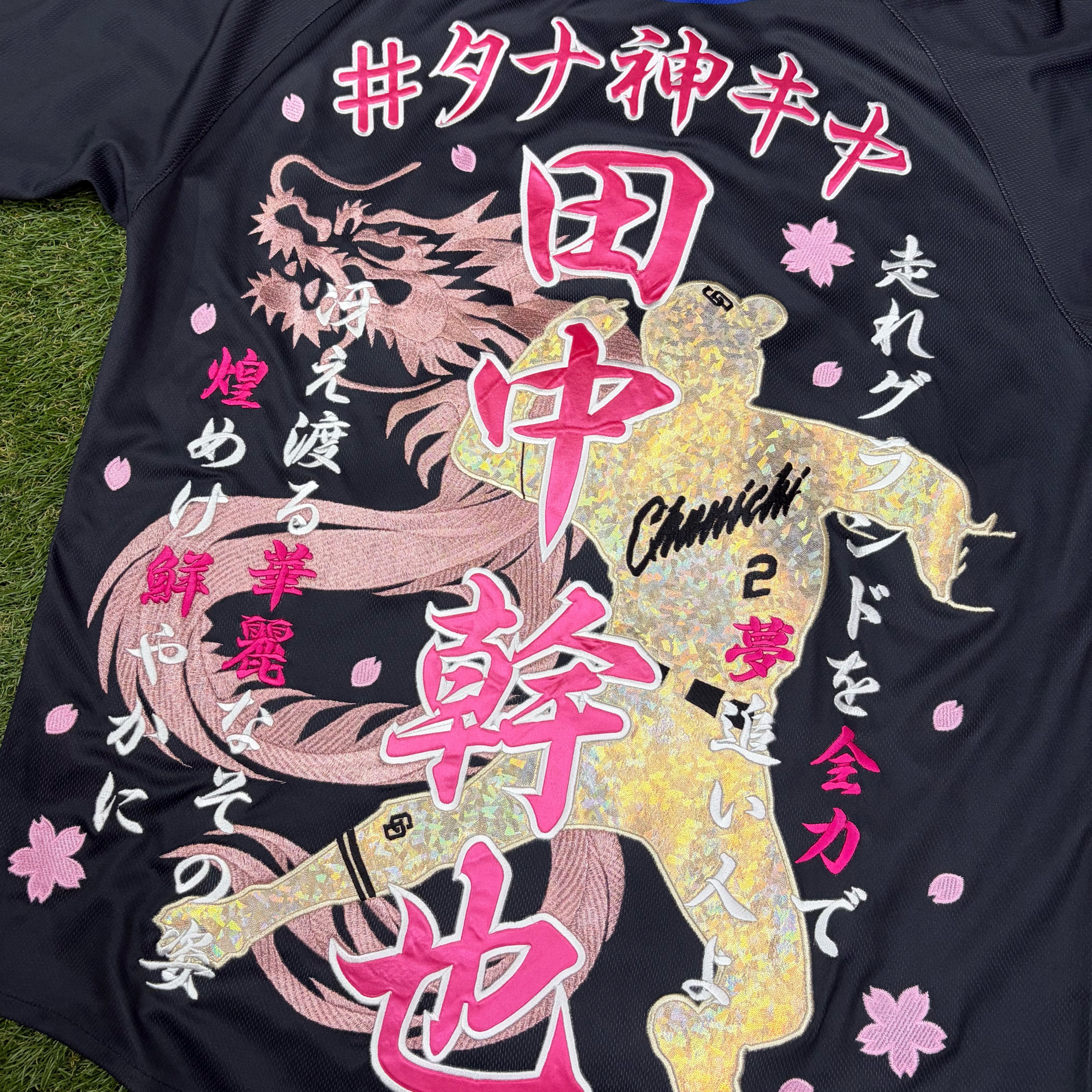 周東佑京選手です✨ 鷹🦅が周東選手の肩に乗ってシルエットと相まって