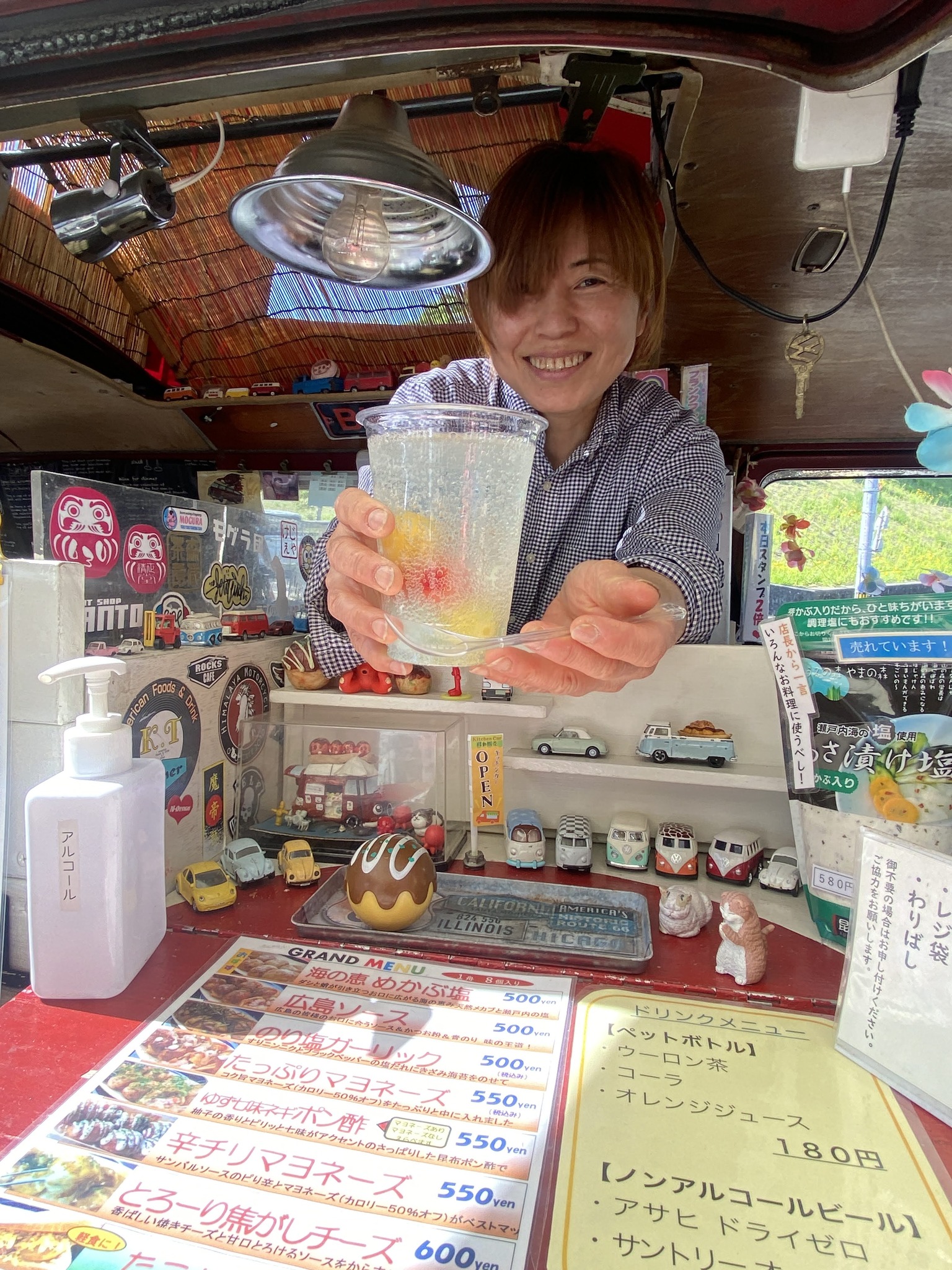 タコさん気球( '◎' )たこ焼き屋さん ワーゲンバスのたこ焼き屋さん [3丁目のたこボール] | Hatsukaichi-shi