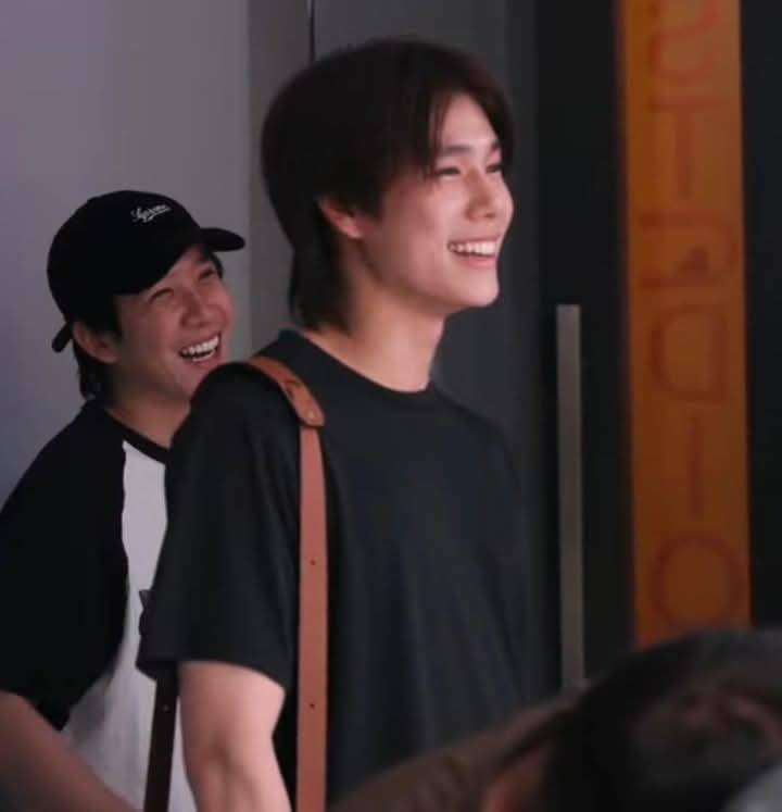 Last night phuwin is in the gmmtv live so pond can't stop smiling