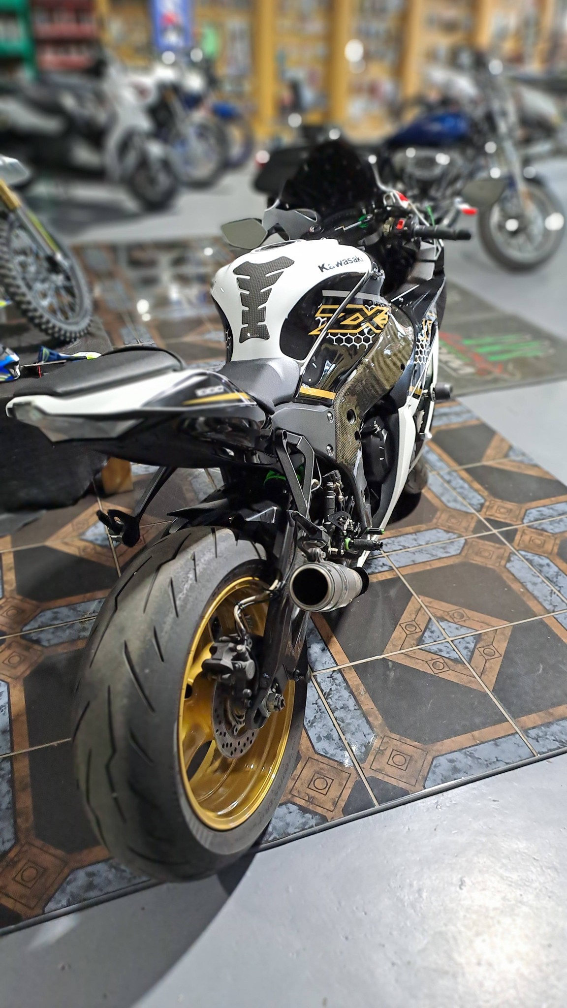 🚨 ZX-10R JUST LANDED 🚨 If your idea of therapy involves 200+ km