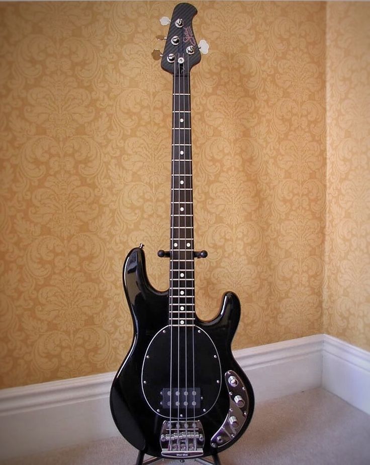 ベース musicman stingray Status Graphite 1988 Musicman Stingray with Status Graphite neck review