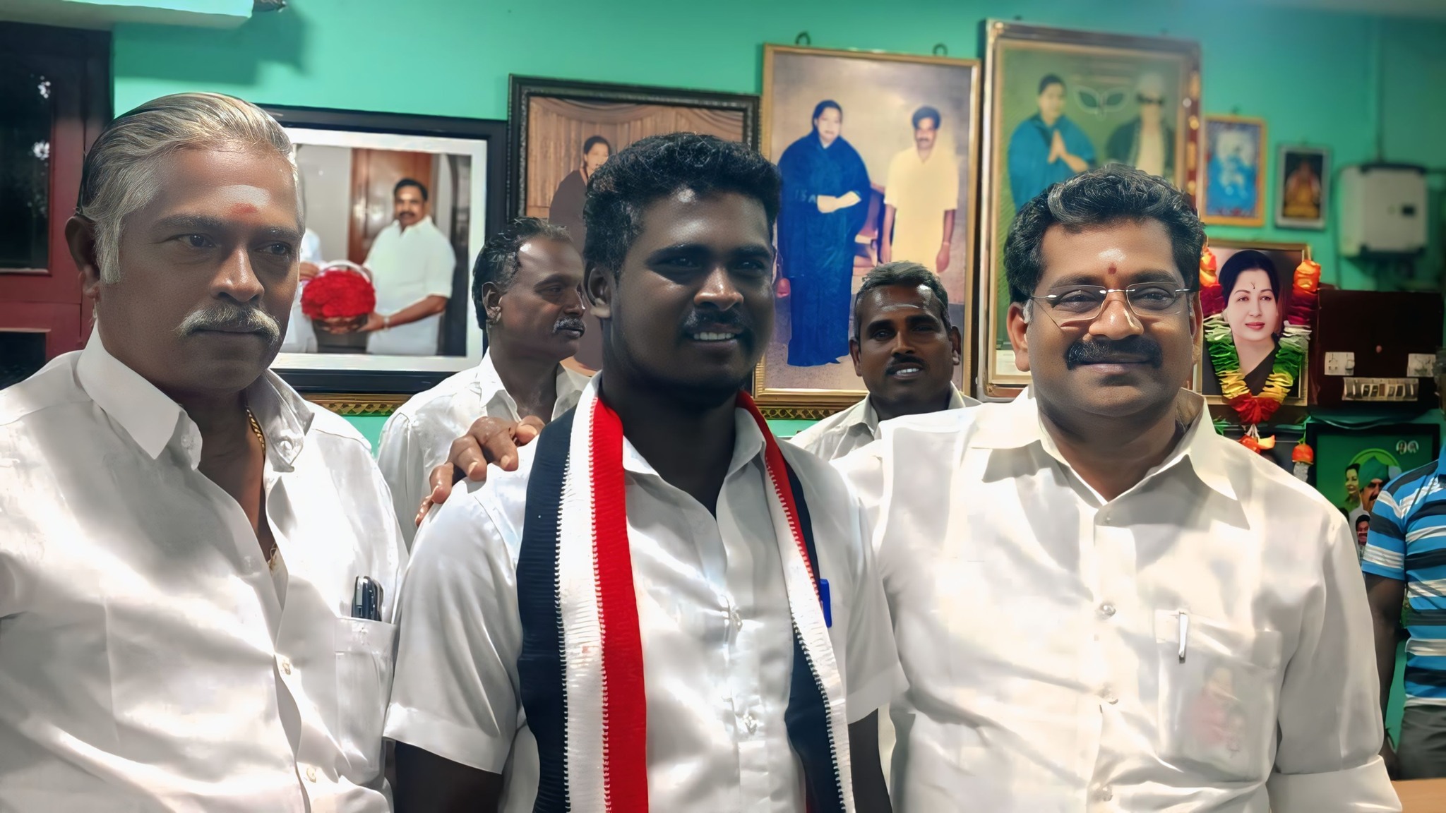 பிலால் எ வடிவேலன். அதிமுக