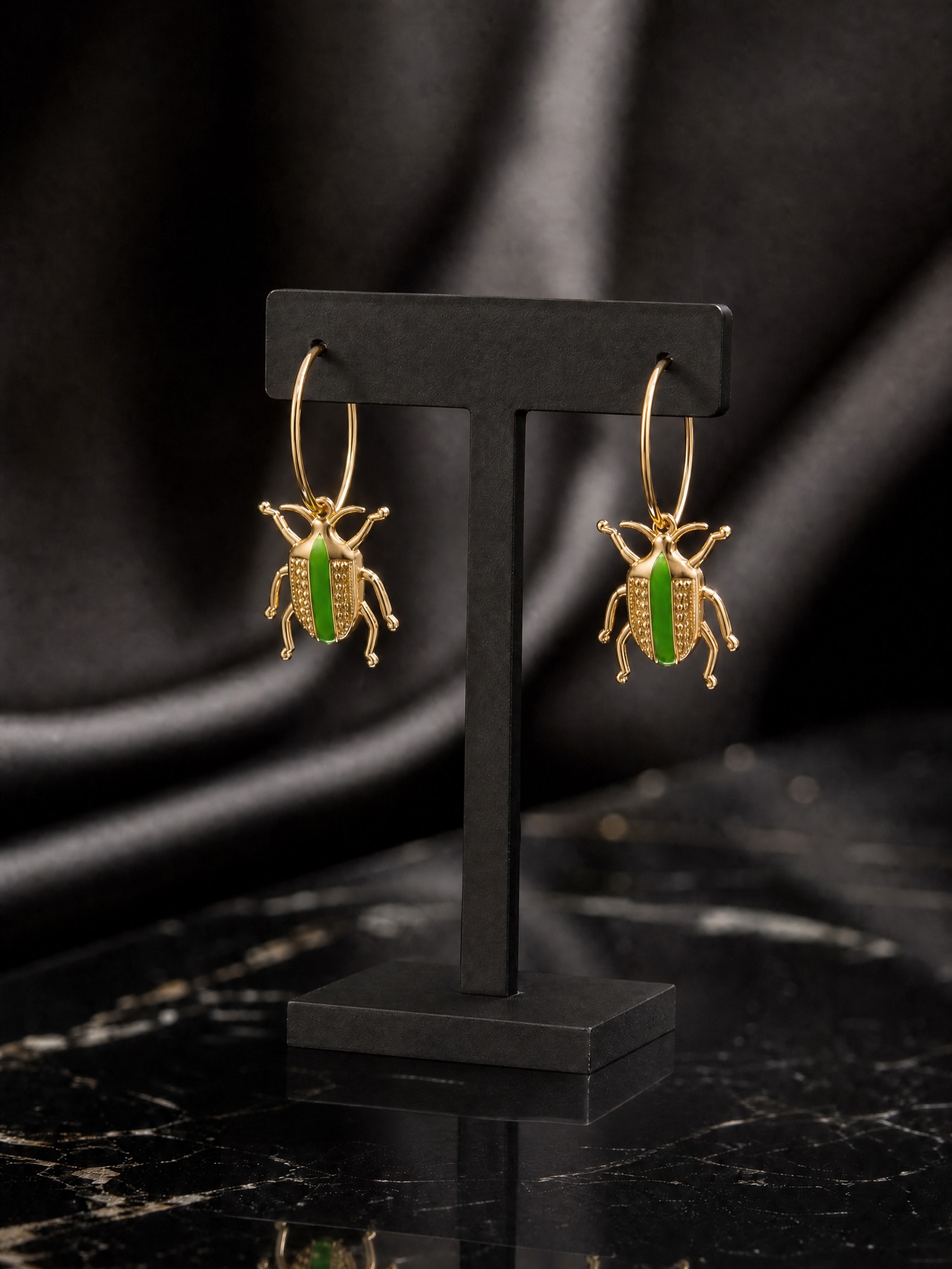 A bold little detail with color, shine and character — made to 
