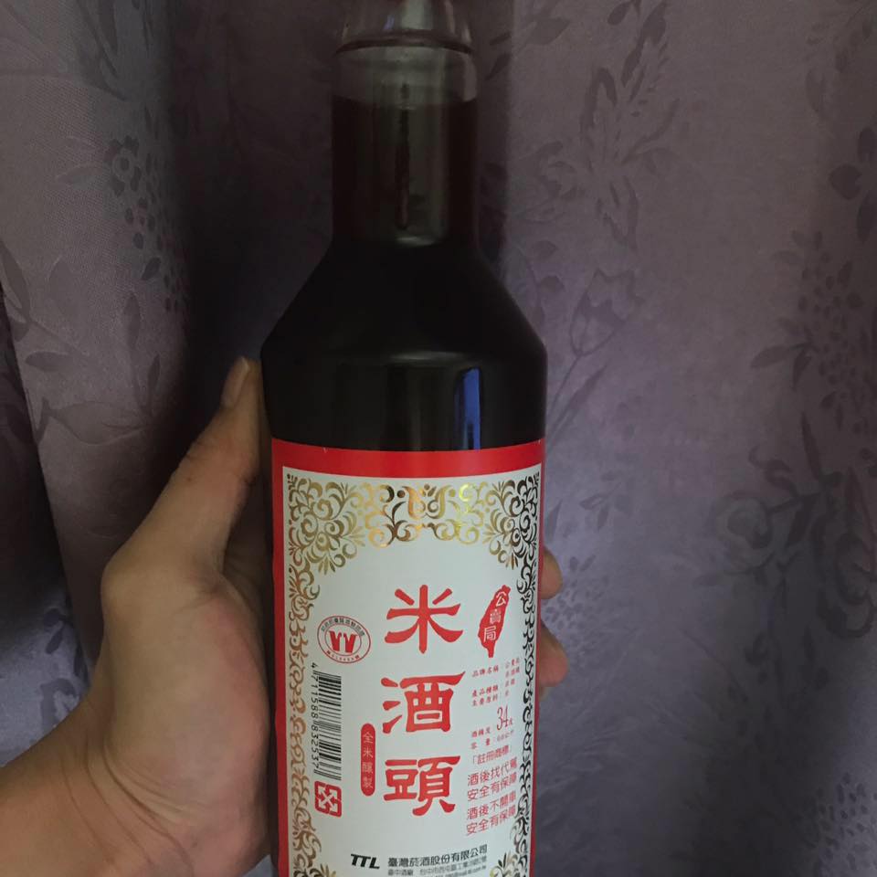 野生土龍酒 - 如何泡製野生土龍酒 先將野生活土龍飼養幾天.讓土龍將野外吃的螃蟹殼吐出.和排出身體土質....