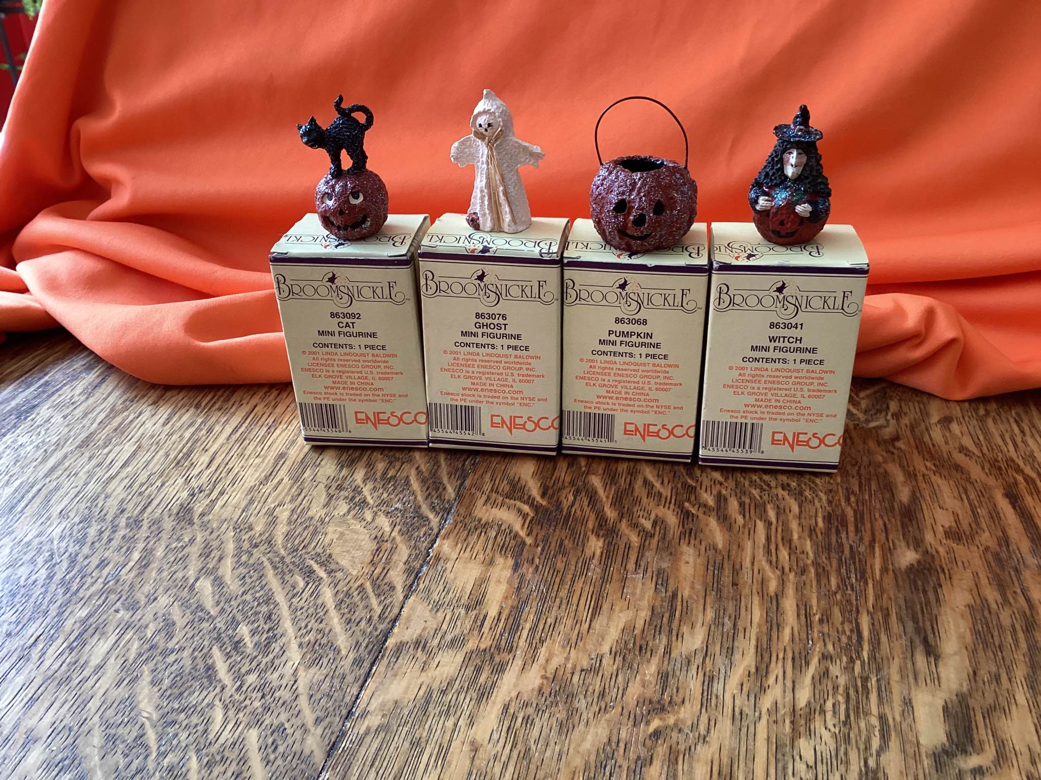 This Halloween mini BROOMSNICKLE set contains 4 very cute figures
