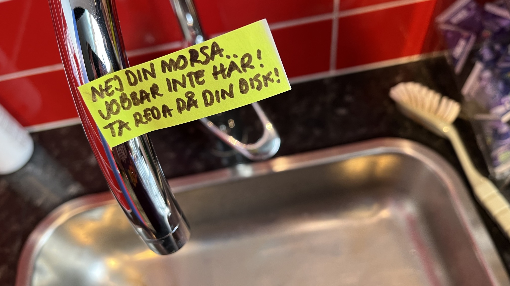 P4 - Den här lapp-klassikern dök upp här på stationen häromdagen. Vilka ...