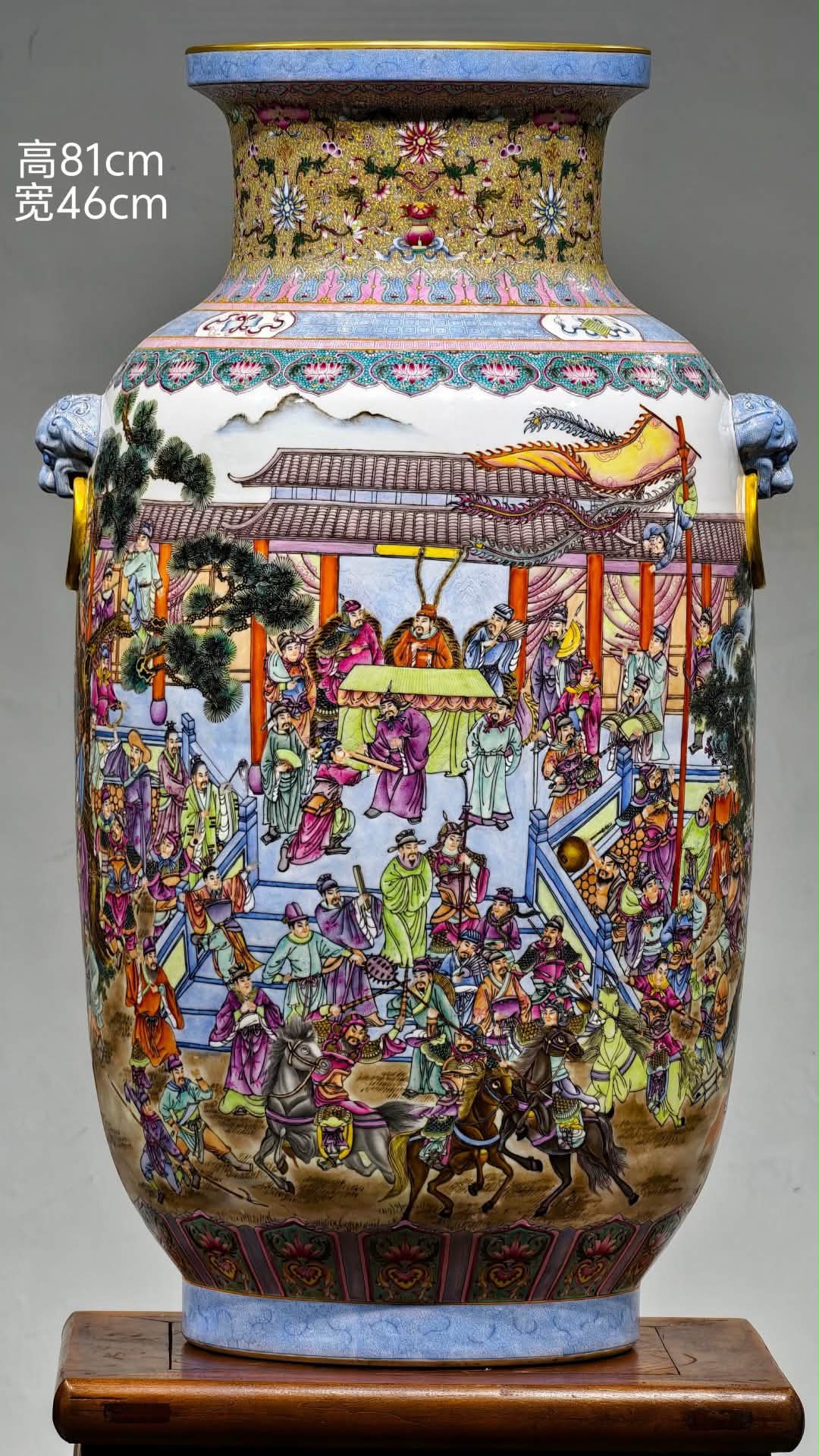 大清乾隆年制青花缠枝莲四面开窗粉彩十二生肖图四方襄器瓶尺寸口直径