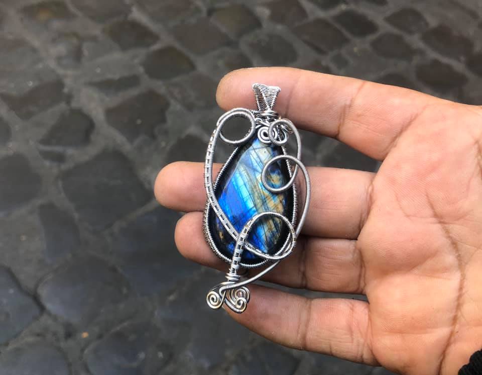 Ciondolo in labradorite Mystic Fire: gioiello fatto a mano con pietre preziose avvolte in filo di rame - Italia