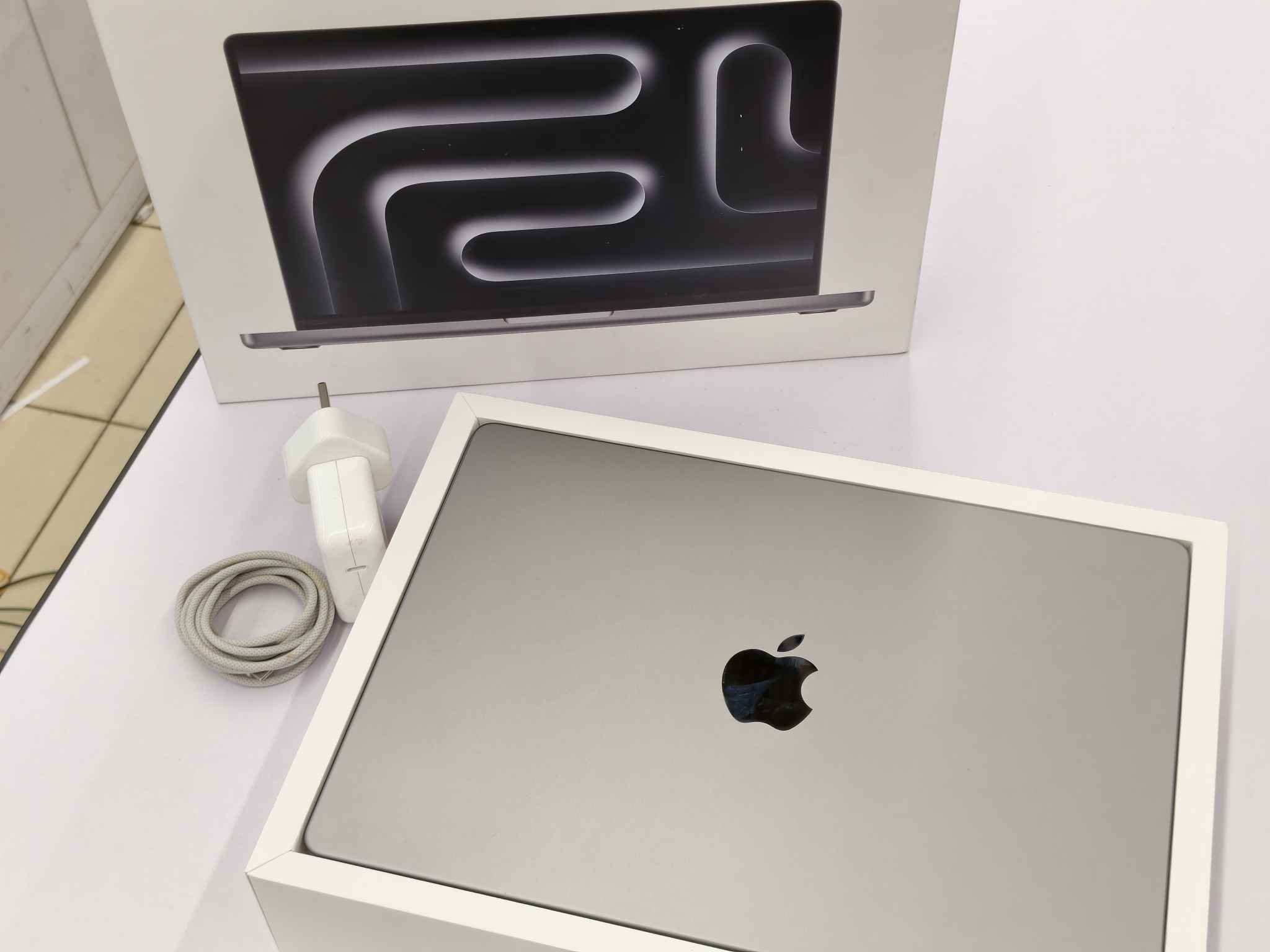 14-inch MacBook Pro M3 8GB Memory 512GB Storage Bayaran •CASH