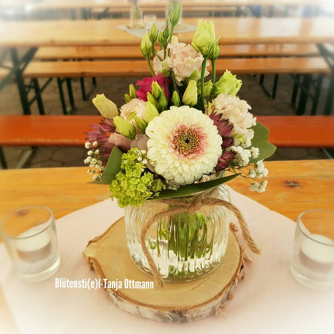 🌸🌼🏵Polterabend-Tischdeko🏵🌼🌸 #tischdeko #polterabend #tischdekoration # gerbera #rosa #rosefarben #rosen #Blumen #blumenmachenglücklich #blumenliebe #blütenstiel_tanja_ottmann
