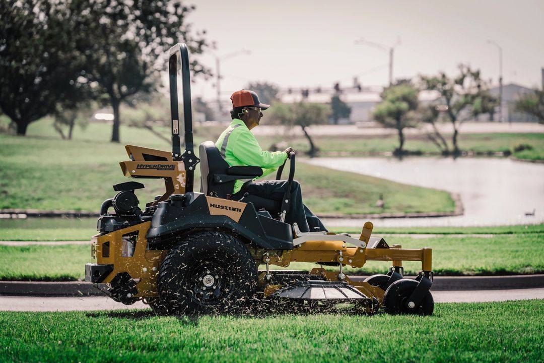 【新品】  Box(Wide) The Hustler HyperDrive zero-turn mower is engineered to deliver