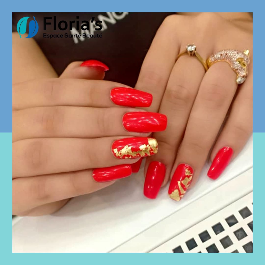 Ongle Rouge Avec Feuille D or