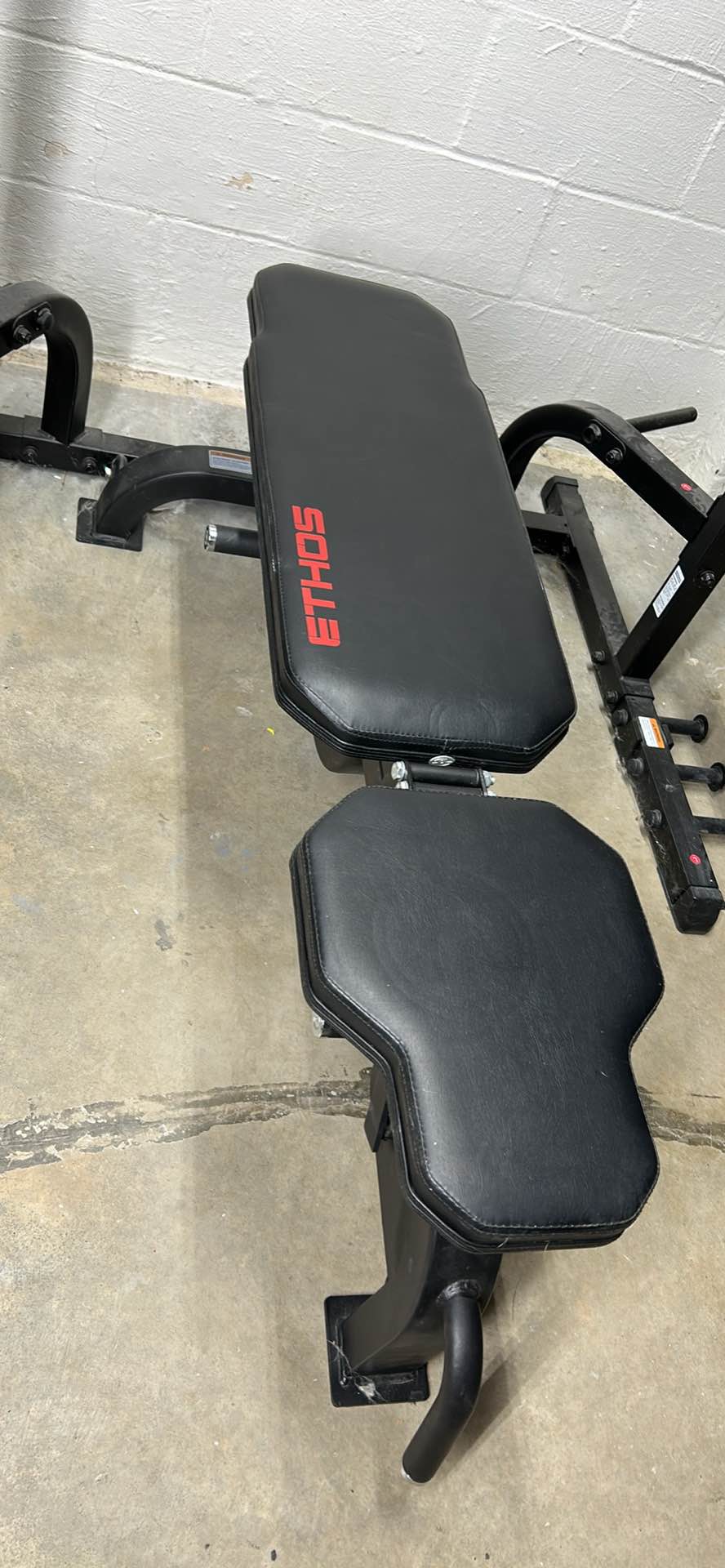 Squat rack, ETHOS ajustable bench, ETHOS bumper plates 45,25,10, bar ...