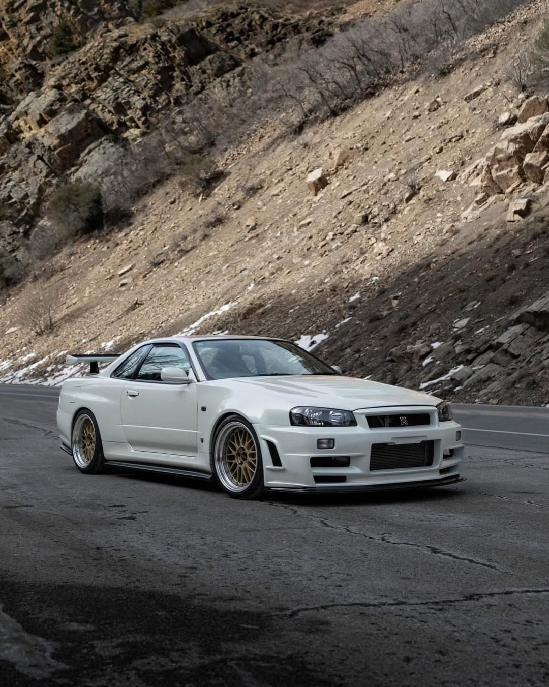 1 of 808 R34 GT-R finished in Pearl White (QX1), for comparison