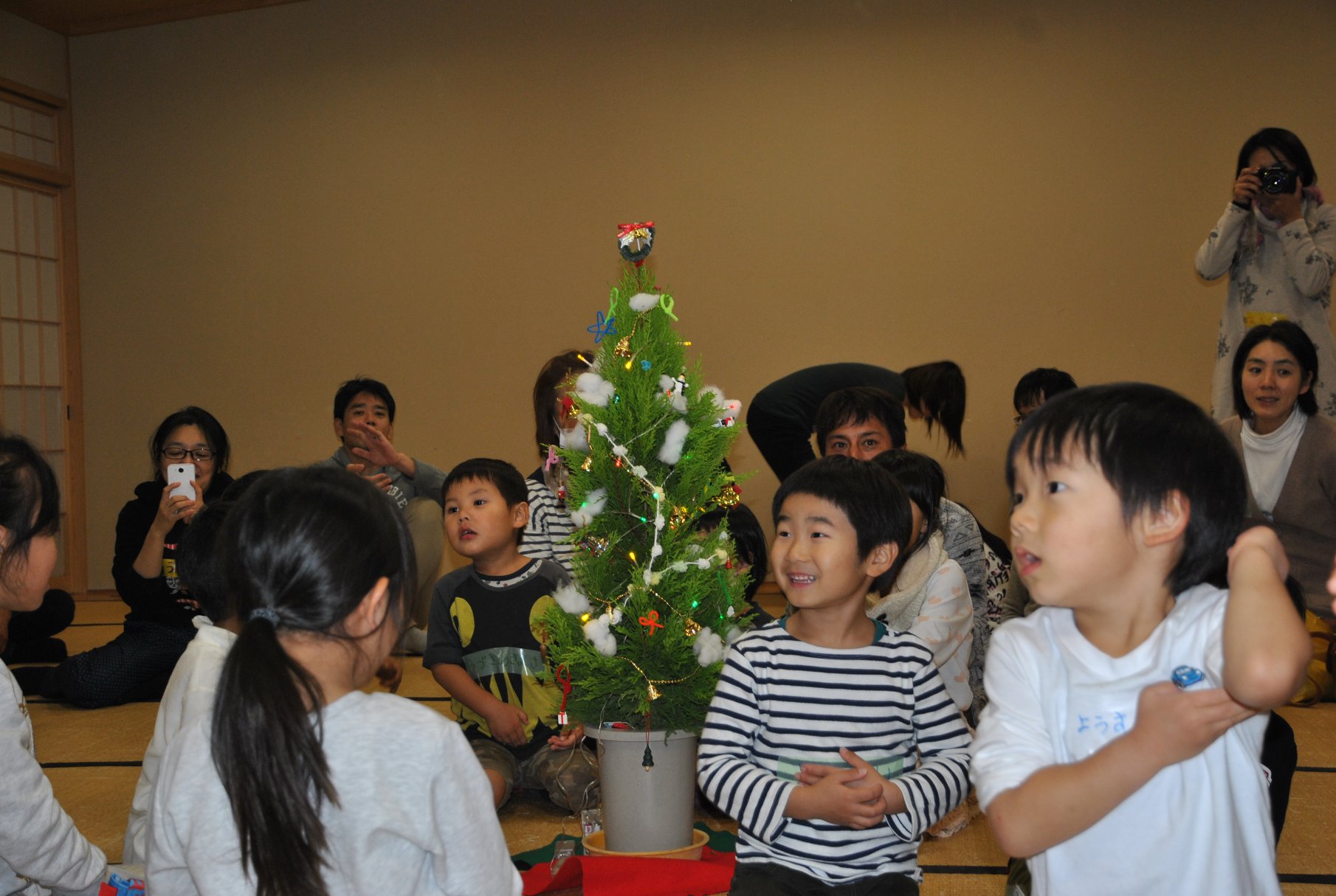 とりのなくぞう企画 12月1日 2日 恒例のクリスマスお泊り会 今年はみんなで落ち葉のランタンを作りました Facebook