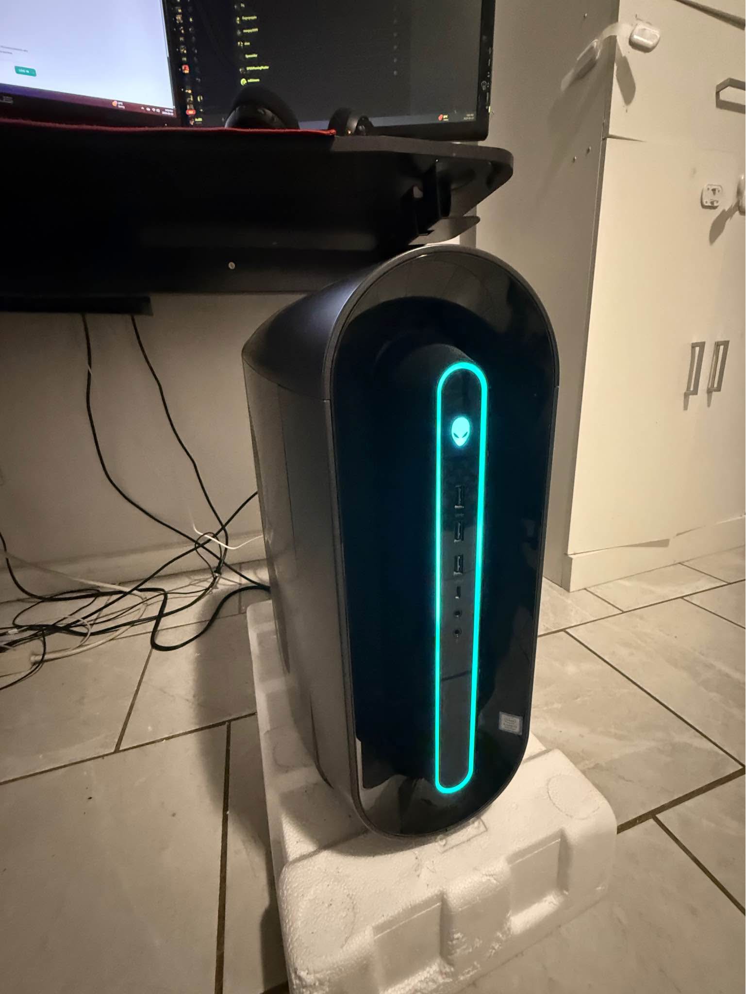 Alienware Aurora R9 Gaming PC – i7-9700K, RTX 2080 SUPER, 16 GB RAM ...