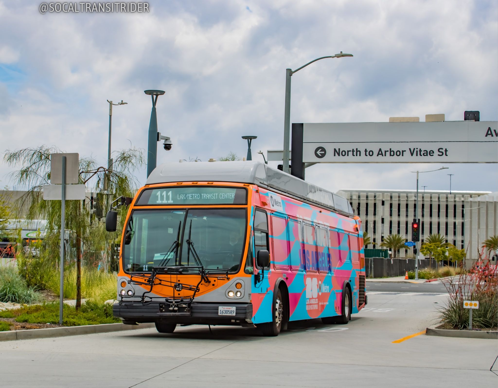 OCTA C40LFR & XN40 crossing paths in Anaheim