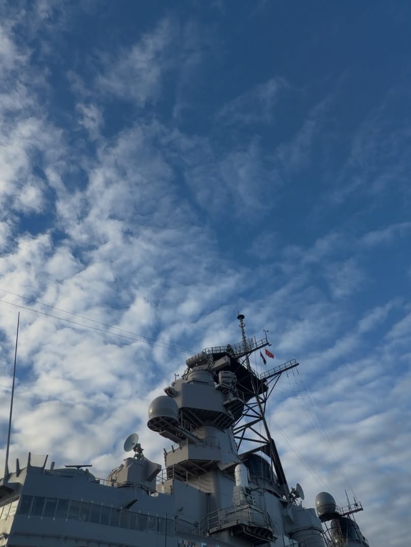 4月12日午前9時、前日に戦艦ミズーリに衝突した神風特攻隊員のために