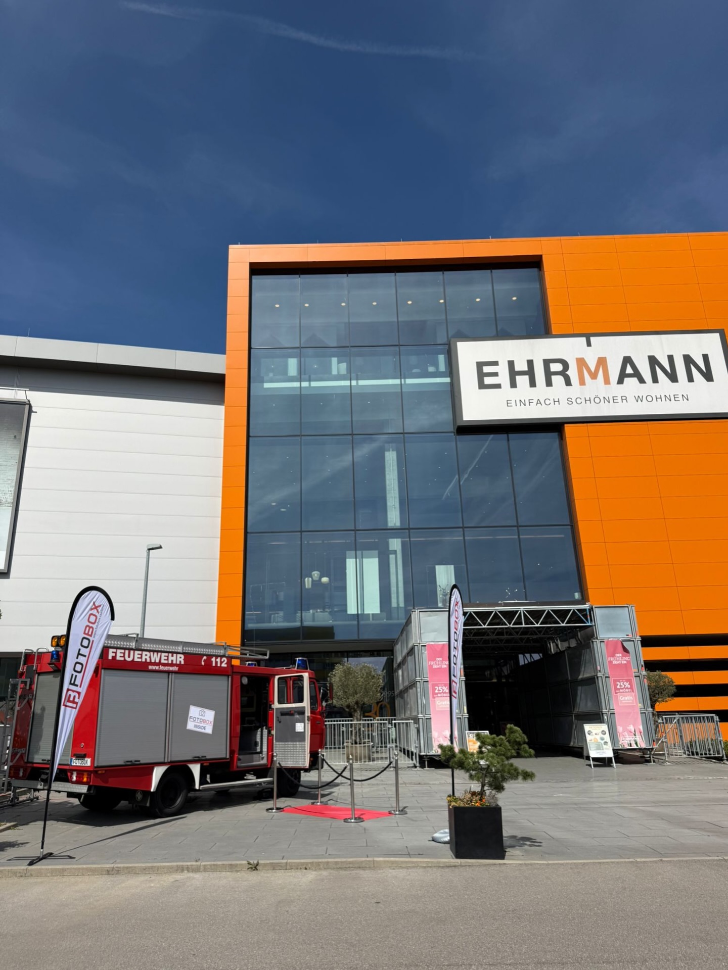 🚒✨ Rastatt aufgepasst! Direkt vor dem Eingang von Möbel Ehrmann wartet heute & morgen ein echtes Highlight auf euch: ein Feuerwehrauto mit integrierter Fotobox! 📸🔥 Kommt vorbei, macht coole Fotos un