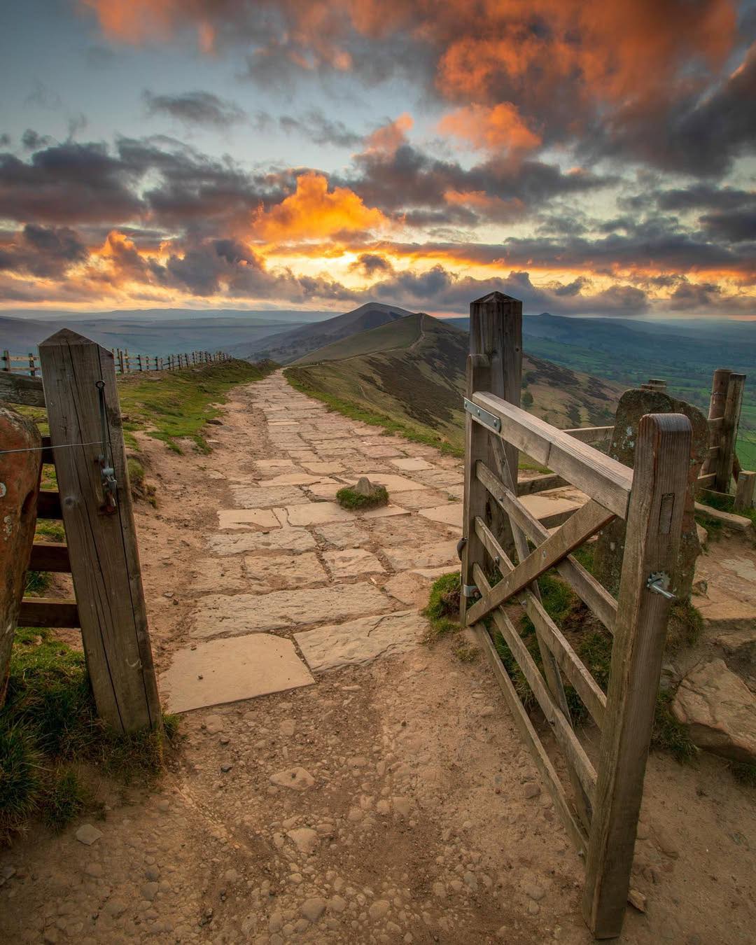 UK - Mam Tor is one of the Peak District’s most iconic walks! ⛰️ With ...