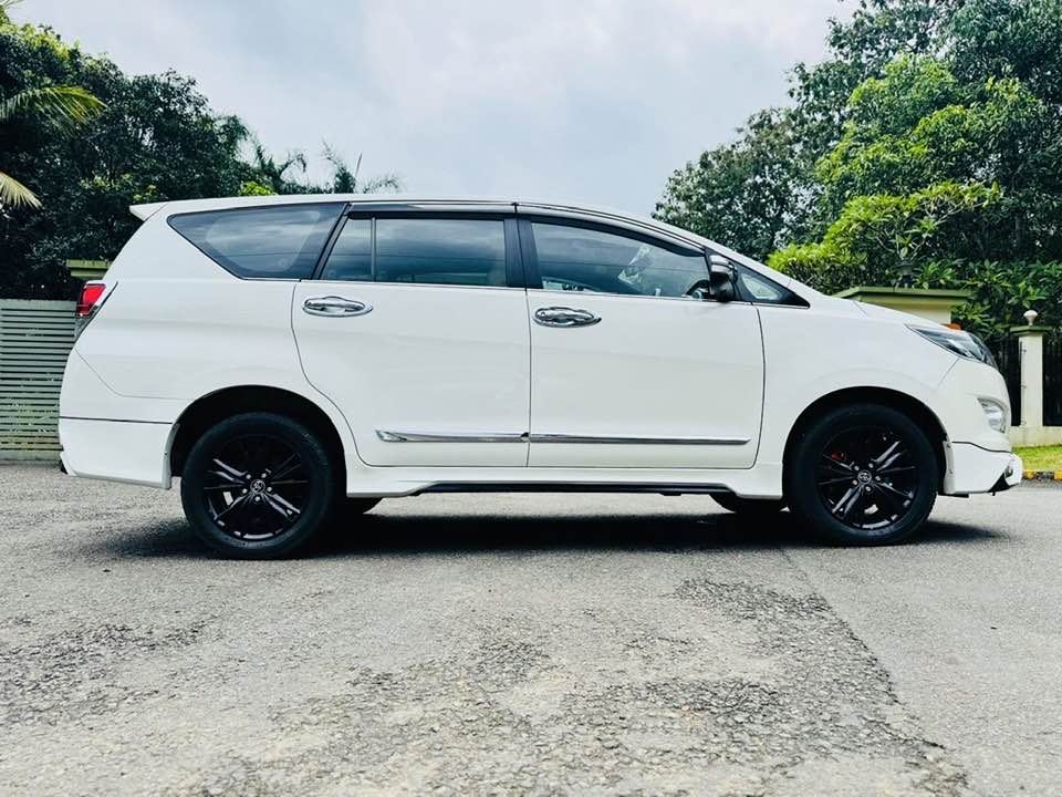 Used 2016 crysta 2.8 zx diesel for sale