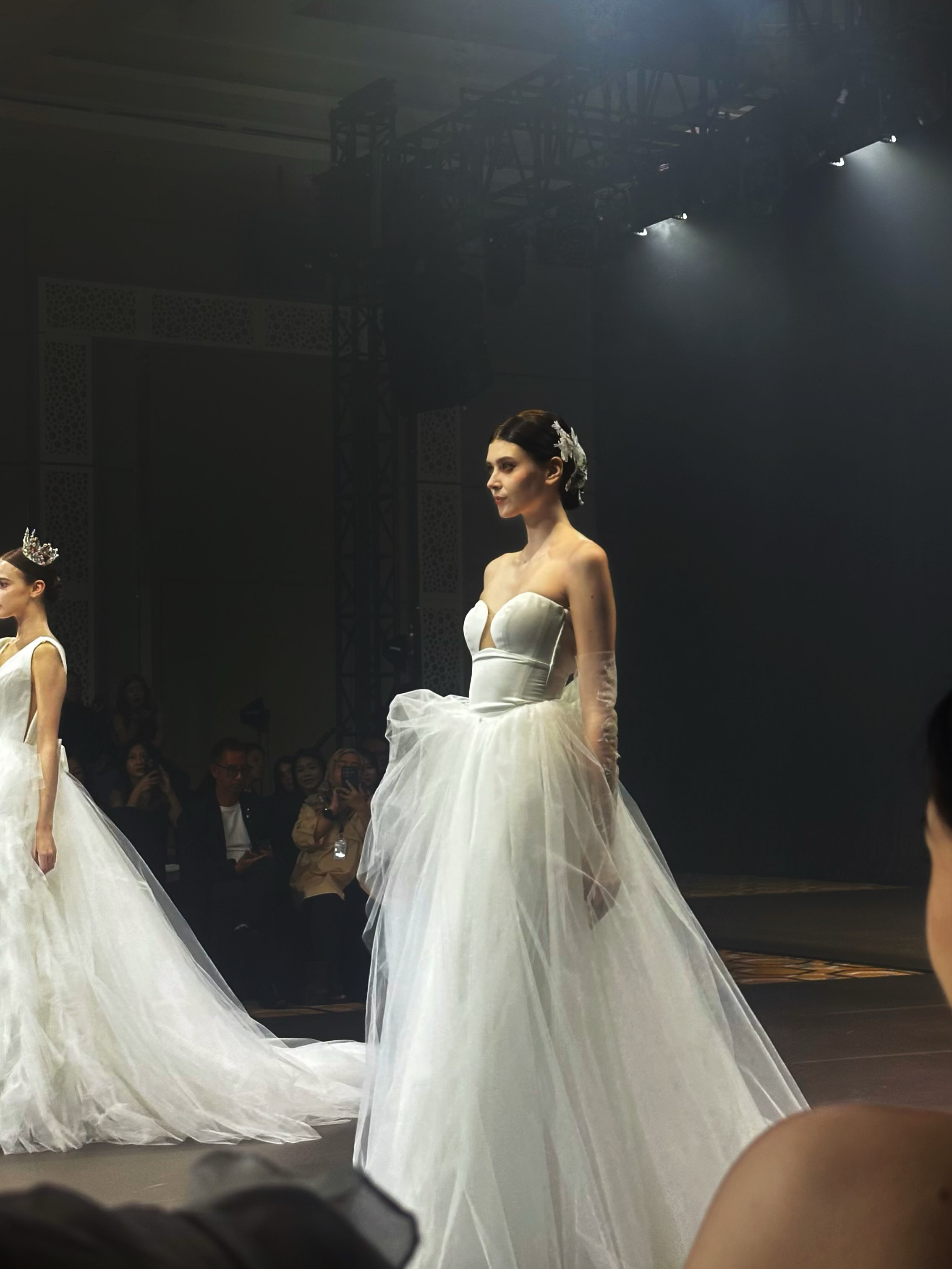 wedding dress designer malaysia Bridal Fashion Week Vera Wang Gowns Showcase Black Spaghetti Strap Sequin Bridal wear Silk Laundry Shoe size:10