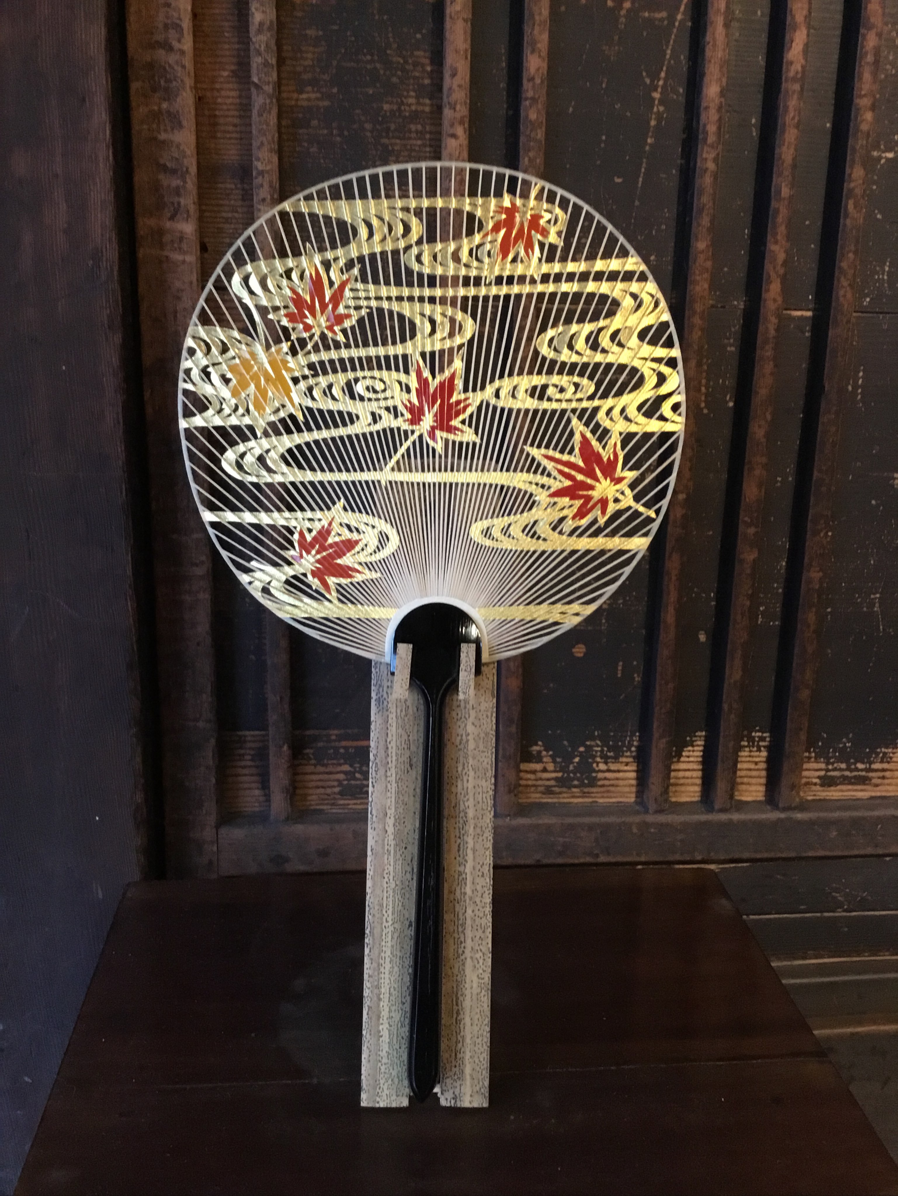 並型両透かしうちわ 波にかもめ 13,200円(税込)竹台付きお箱入 #京