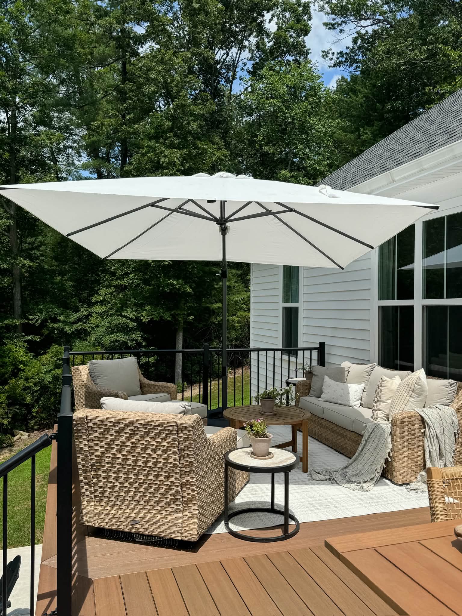 This is one of those Amazon finds that actually makes a difference for outdoor living. The JEAREY 9FT Patio Umbrella just makes hanging out in the backyard so much more comfortable.✔️ Easy