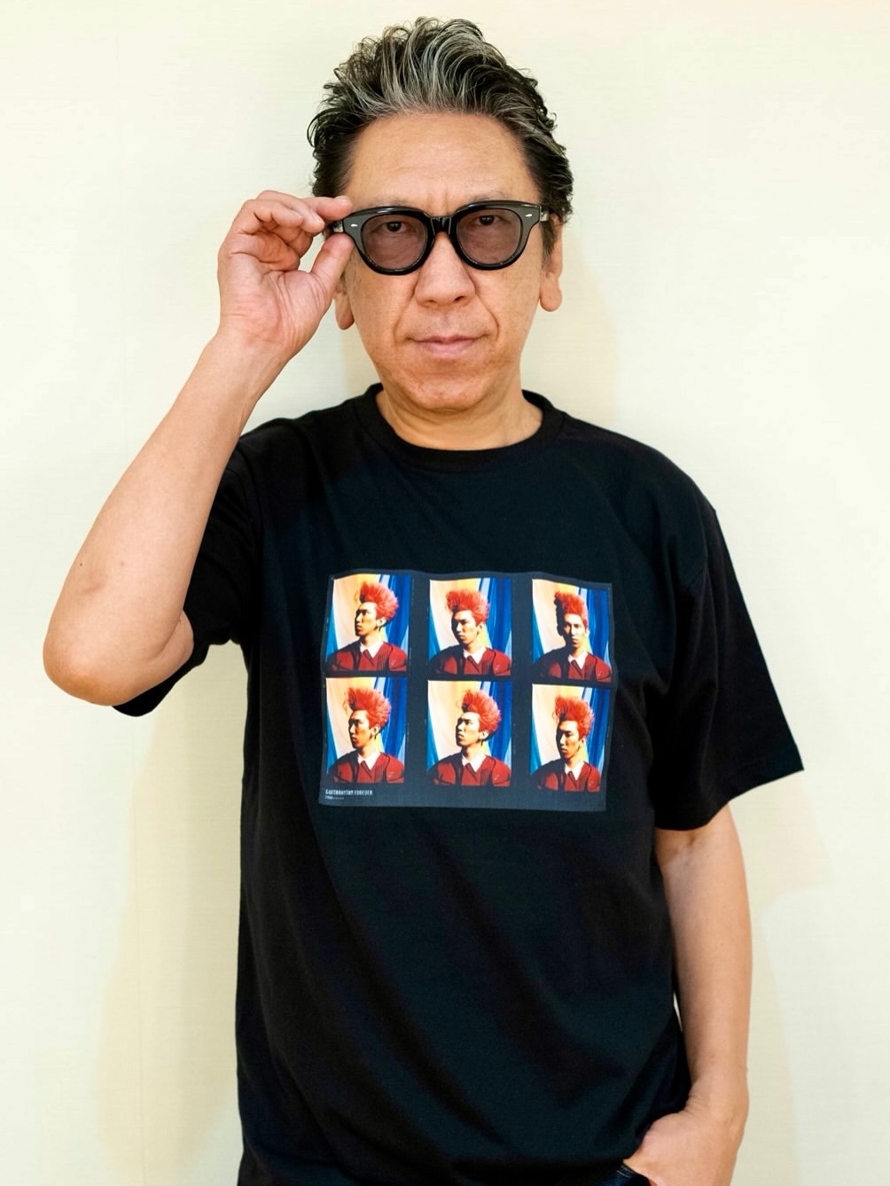 こちらは GUITARHYTHM PHOTO TEE レット&ブラック フロントは当時26歳