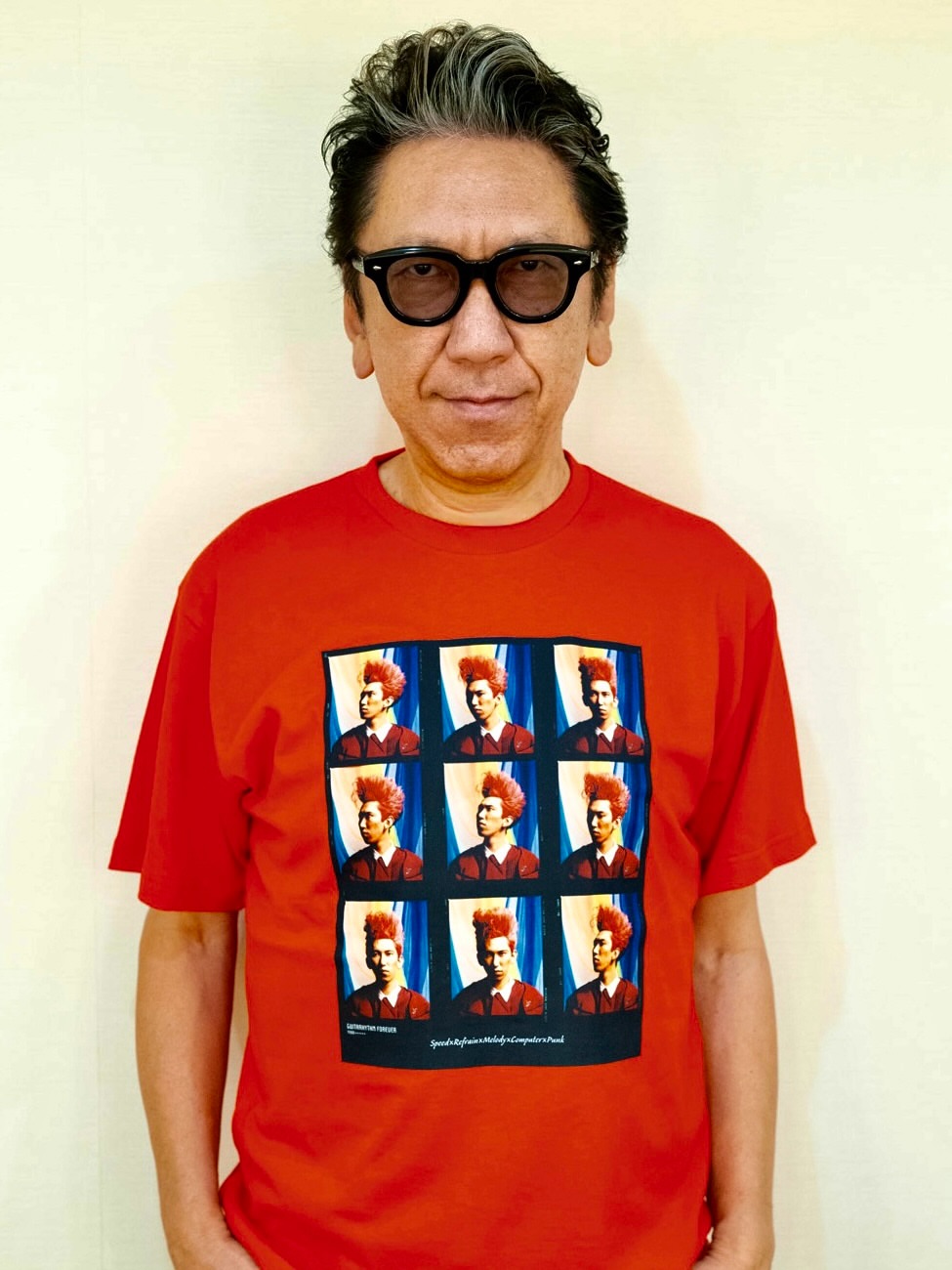 こちらは GUITARHYTHM PHOTO TEE レット&ブラック フロントは当時26歳