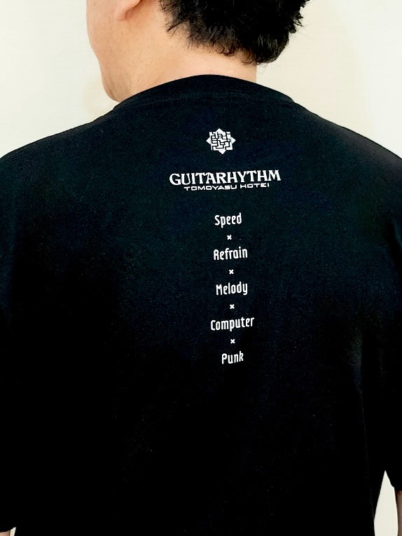 こちらは GUITARHYTHM PHOTO TEE レット&ブラック フロントは当時26歳