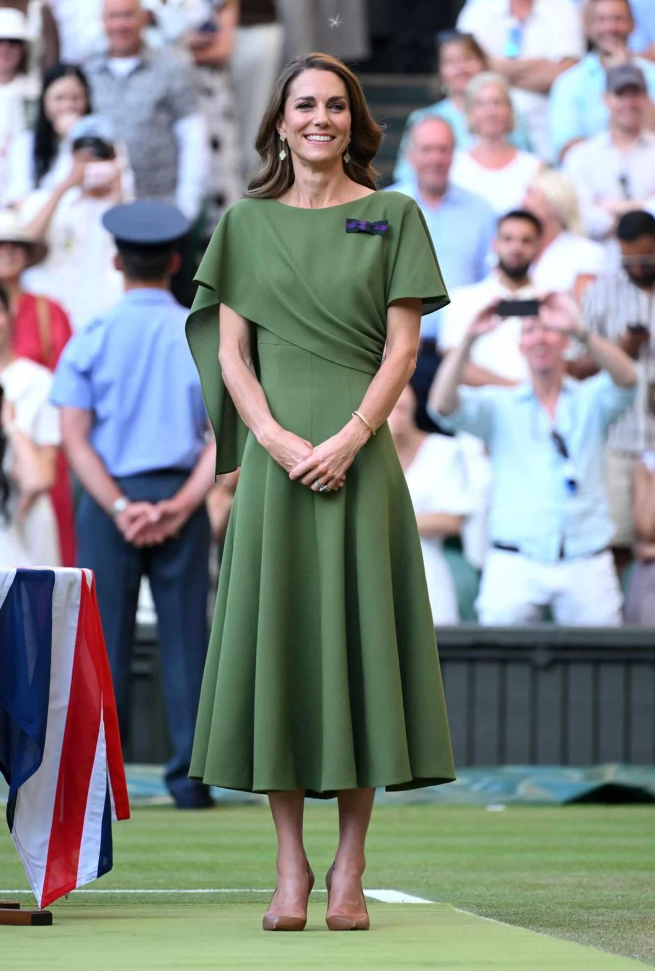 catherine green dress Catherine, Princess of Wales, chose an elegant by British designer Emilia Wickstead for her appearance at the Wimbledon 2026 Men's Final. The Princess wore a sage/olive dress with a distinctive Tossable