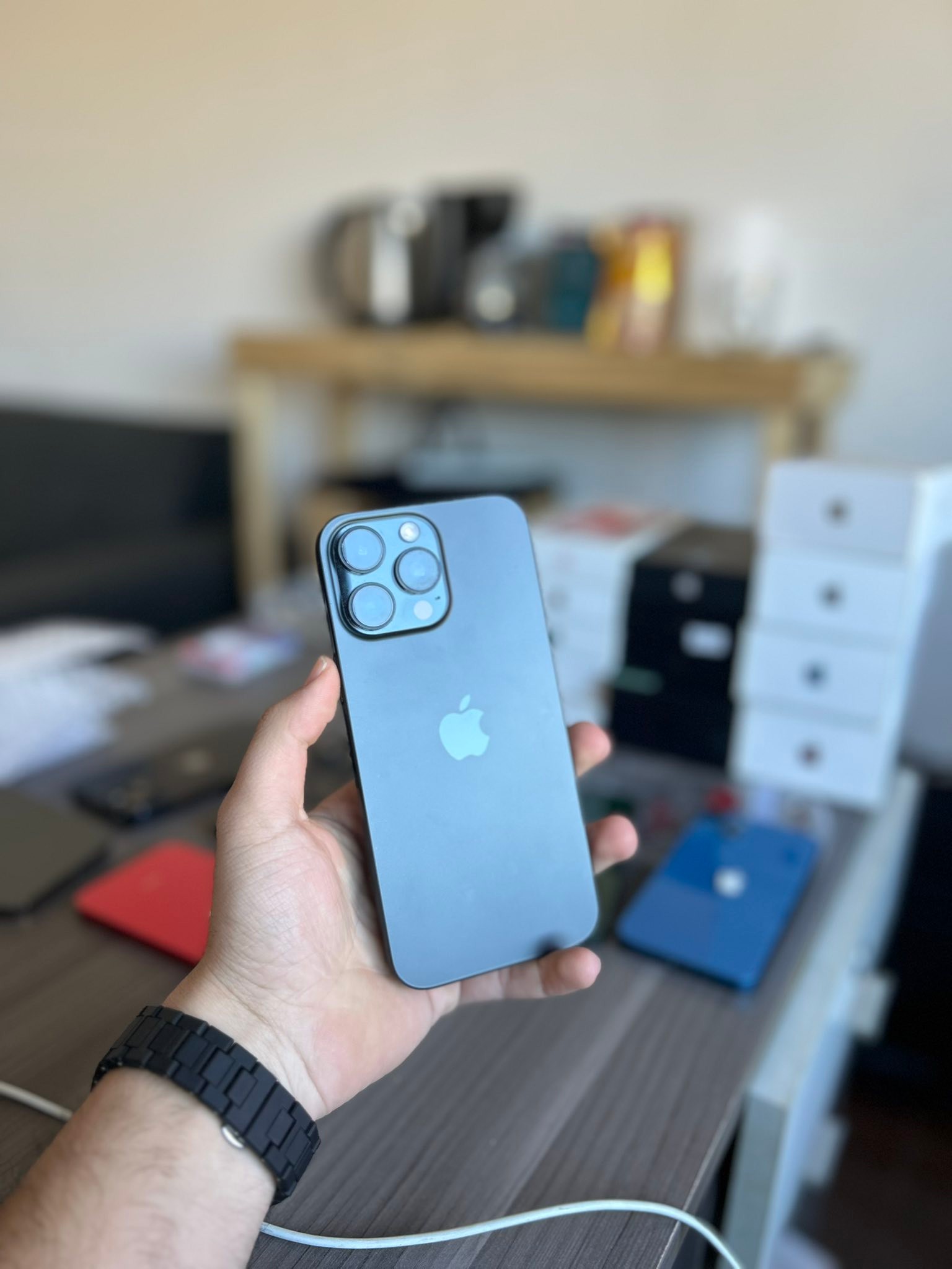 iPhone 16 pro Max 830usd