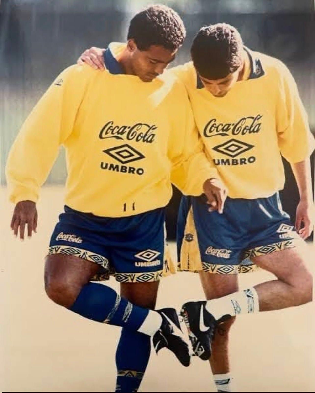 El - Nwanko Kanu & Ivan Zamorano celebrate a goal Inter Milan