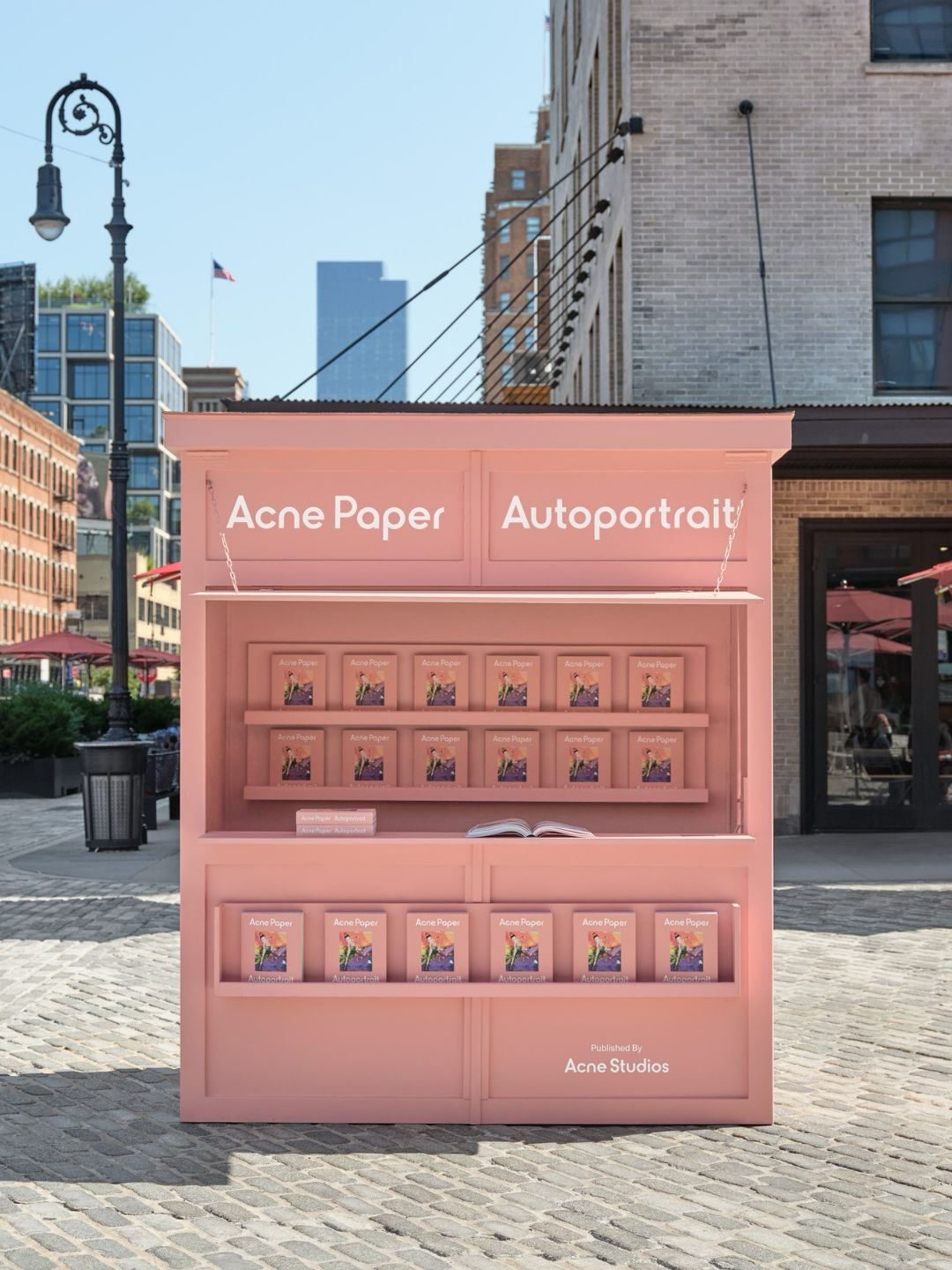 Acne Paper Autoportrait in New York. A pink newsstand in the heart