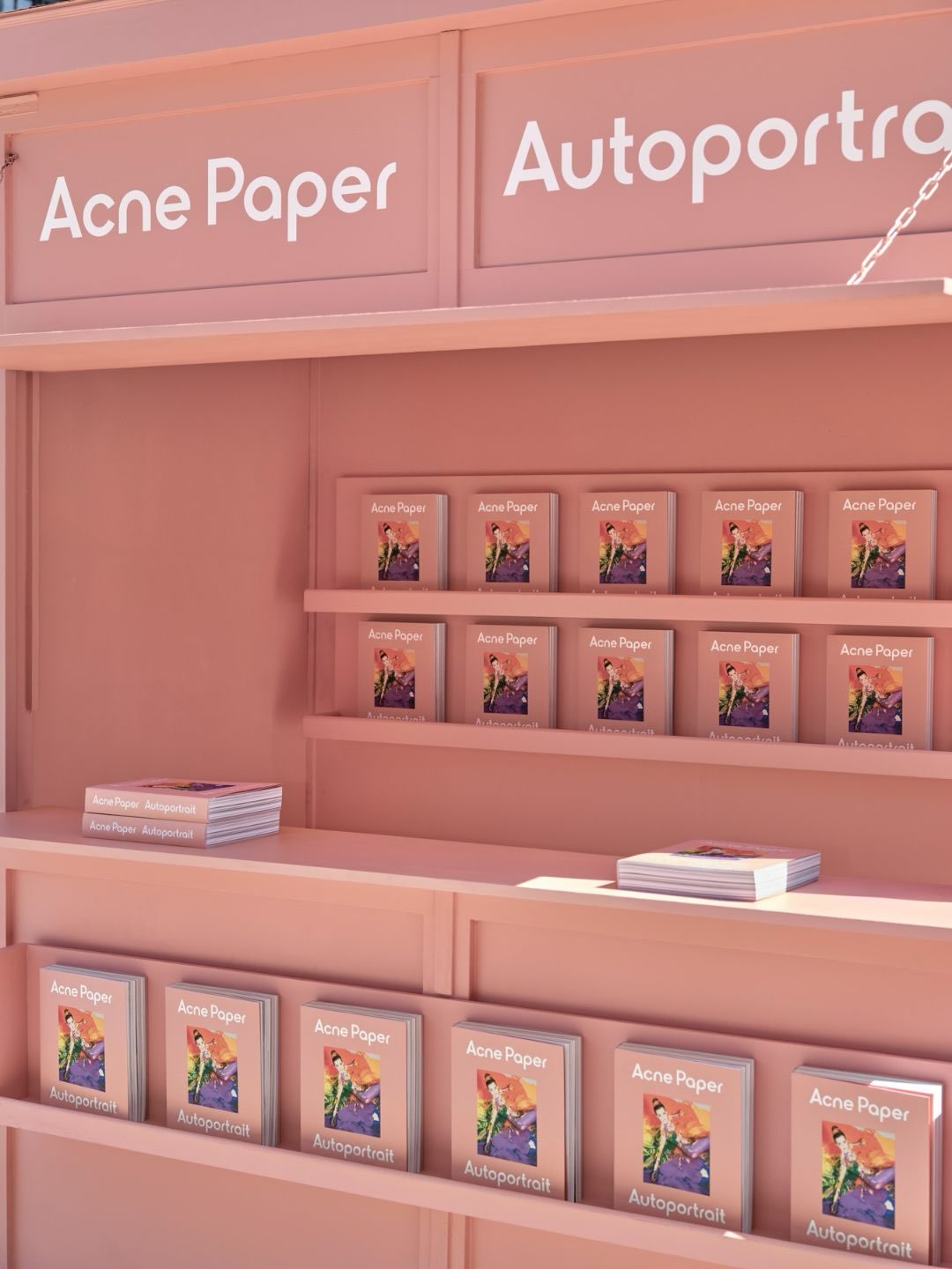 Acne Paper Autoportrait in New York. A pink newsstand in the heart