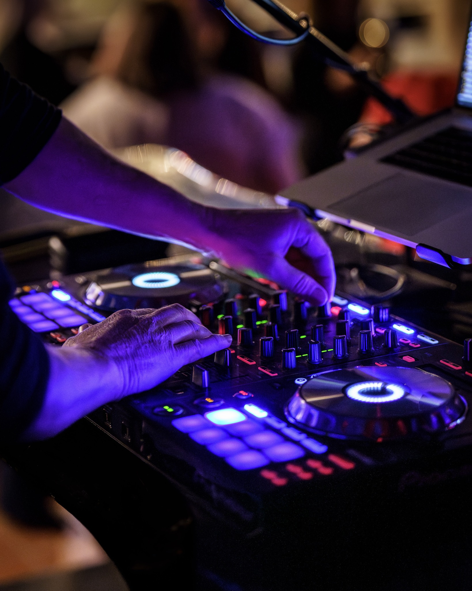💿🕺 SAMEDI 21 MARS – SOIRÉE DJ REMS 2000 -10 À L’ENCAN 💃🔥