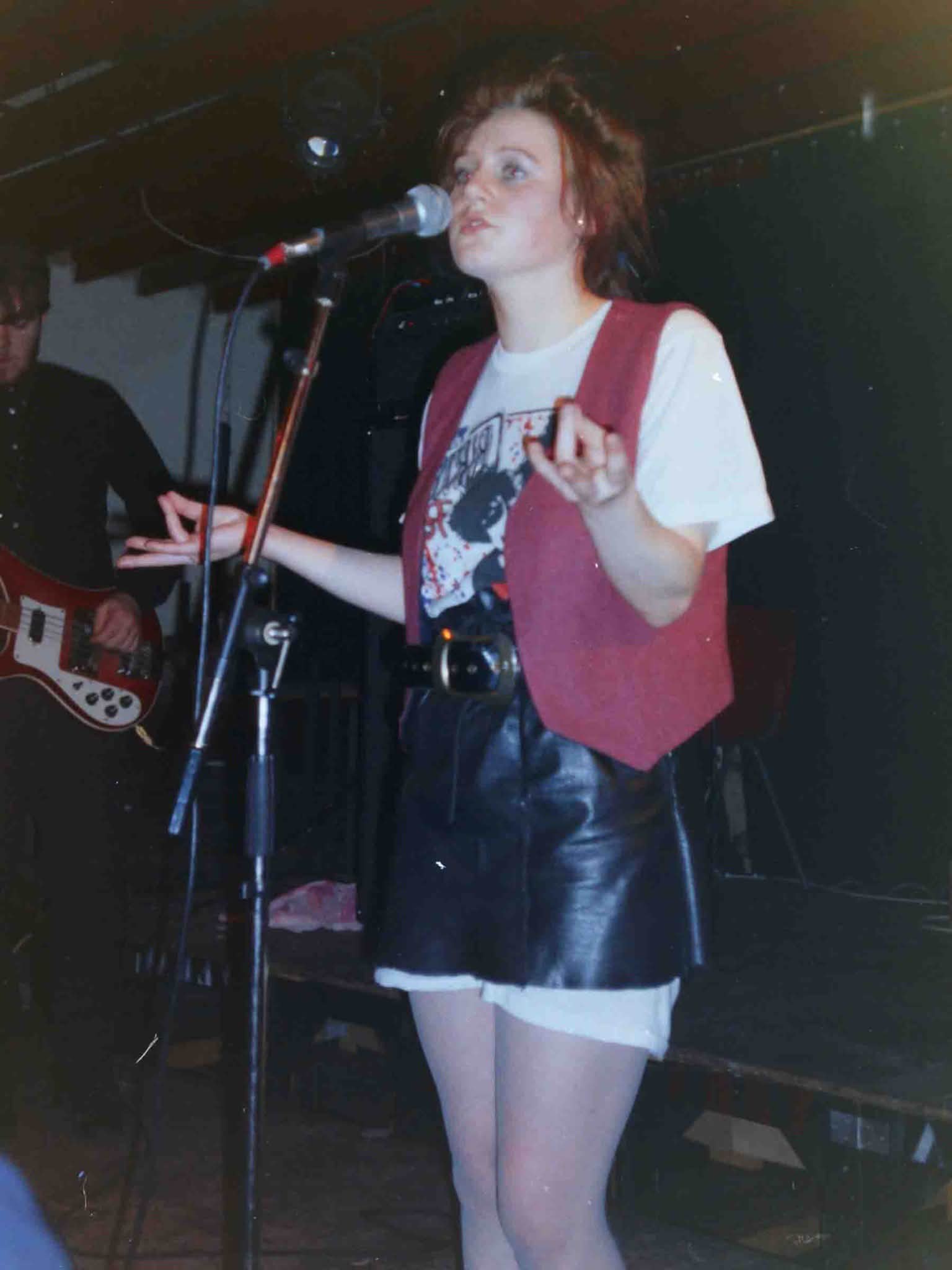 Elizabeth Fraser performing with Cocteau Twins in 1983!