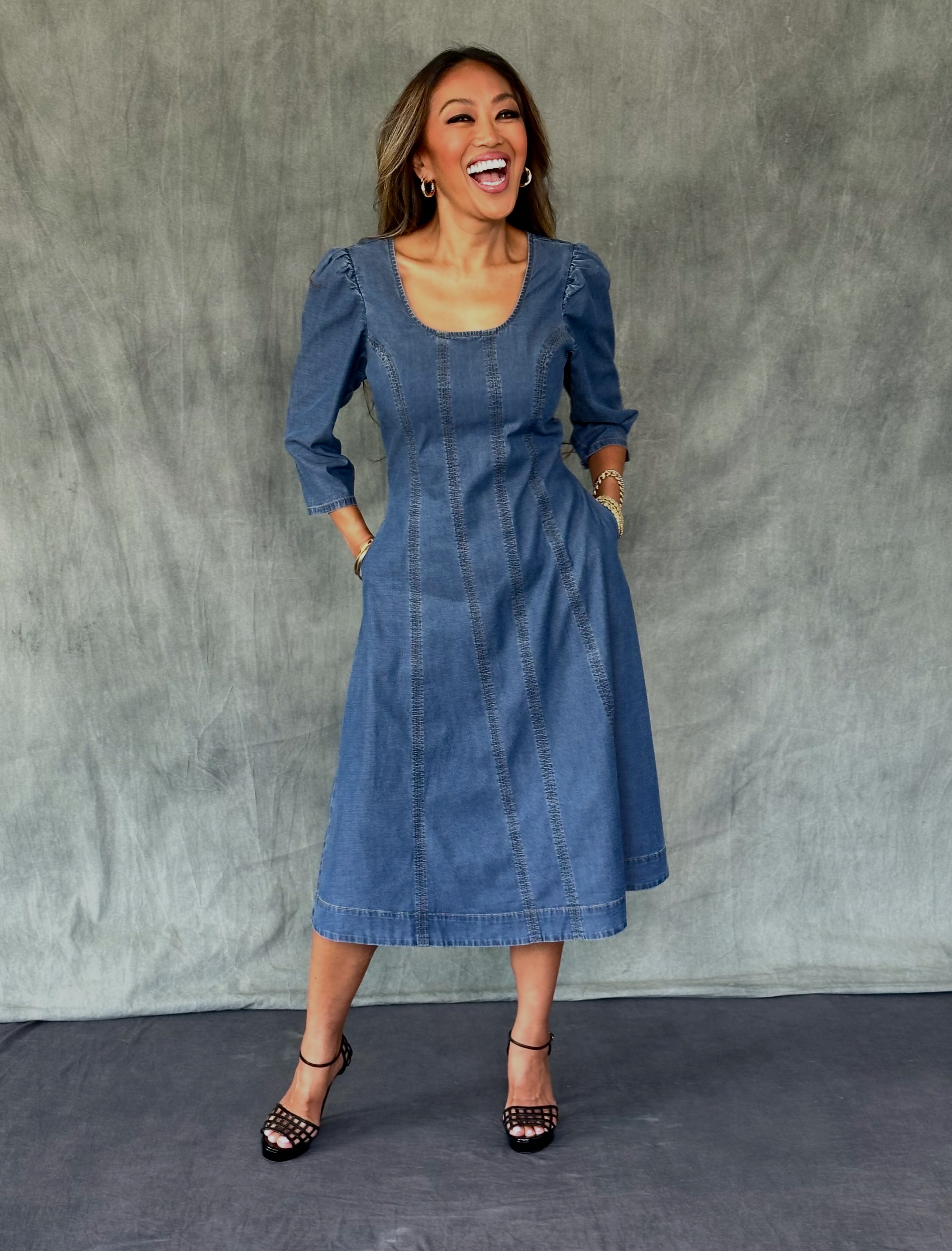 The perfect denim dress 💙 Effortless, breathable, goes with everything, and the perfect transitional piece you can wear all fall and winter long. Join me tonight for a one hour show at