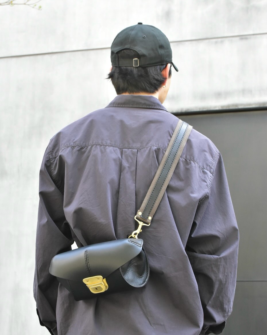 2wayウエストボディバッグ(F-107) ¥35,200 鍵付きの差し込み金具が特徴
