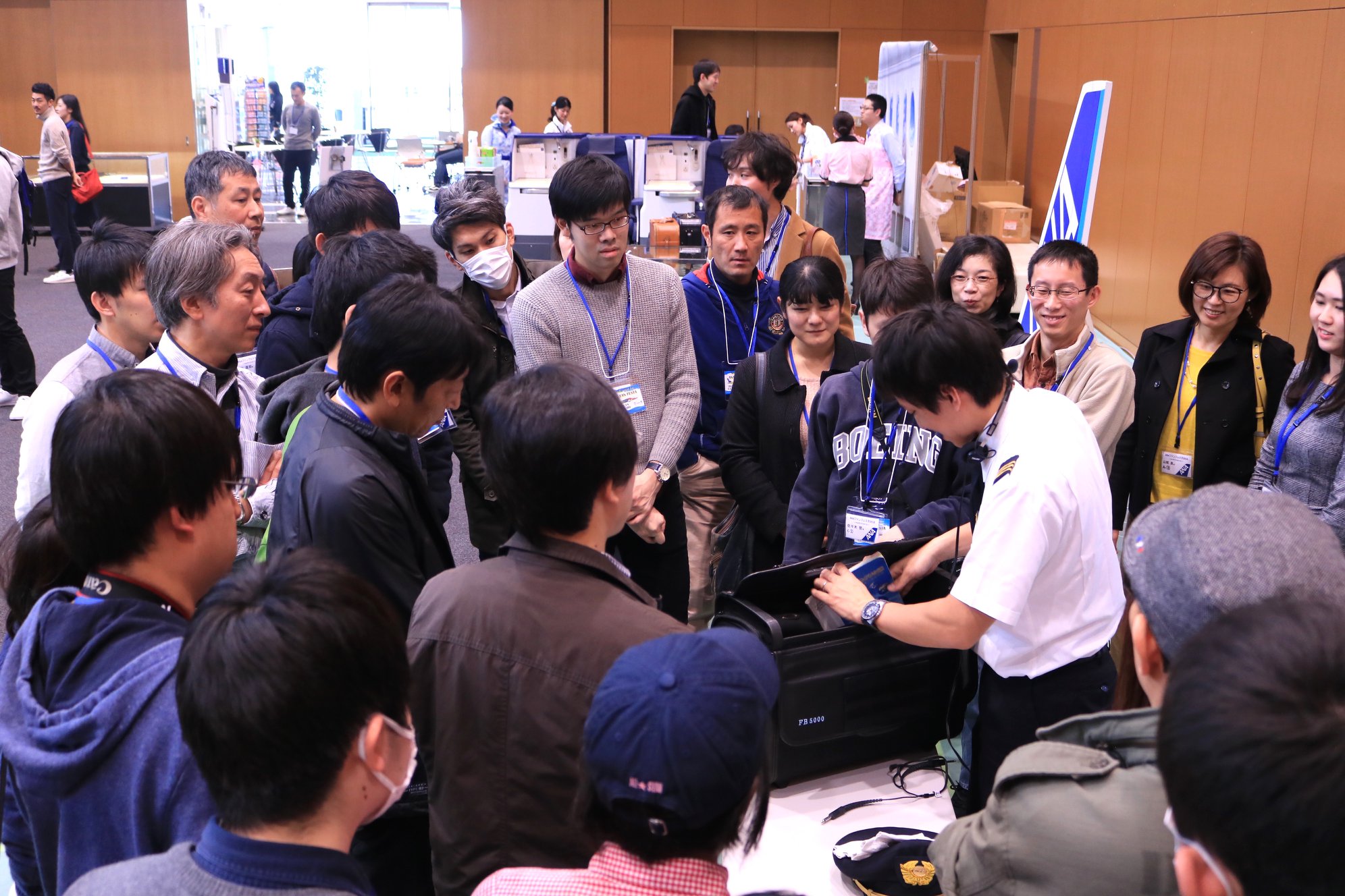ANA.Japan - パイロットのカバンの中身を説明しているときの様子です